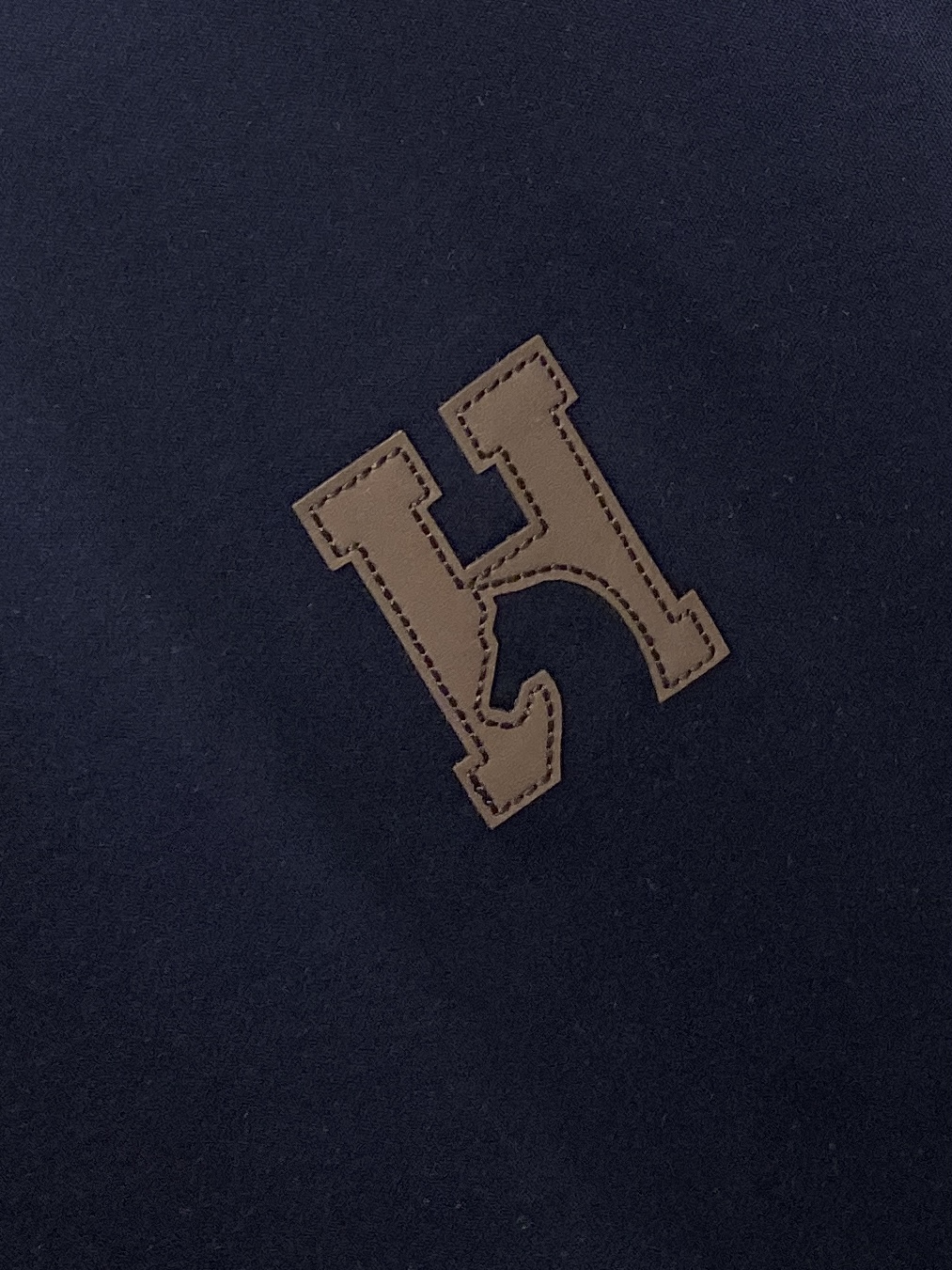 爱*、2026新品长袖，时尚帅气，简约百搭款，胸前刺绣装饰字母logo，定制原版面料，不仅挺括，保持潮流的廓形，又穿着舒