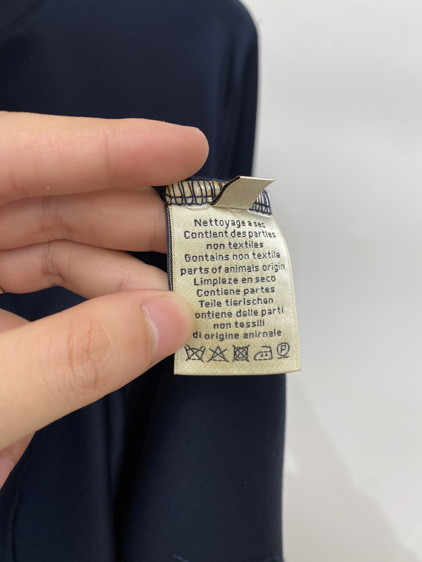 爱*、2026新品长袖，时尚帅气，简约百搭款，胸前刺绣装饰字母logo，定制原版面料，不仅挺括，保持潮流的廓形，又穿着舒