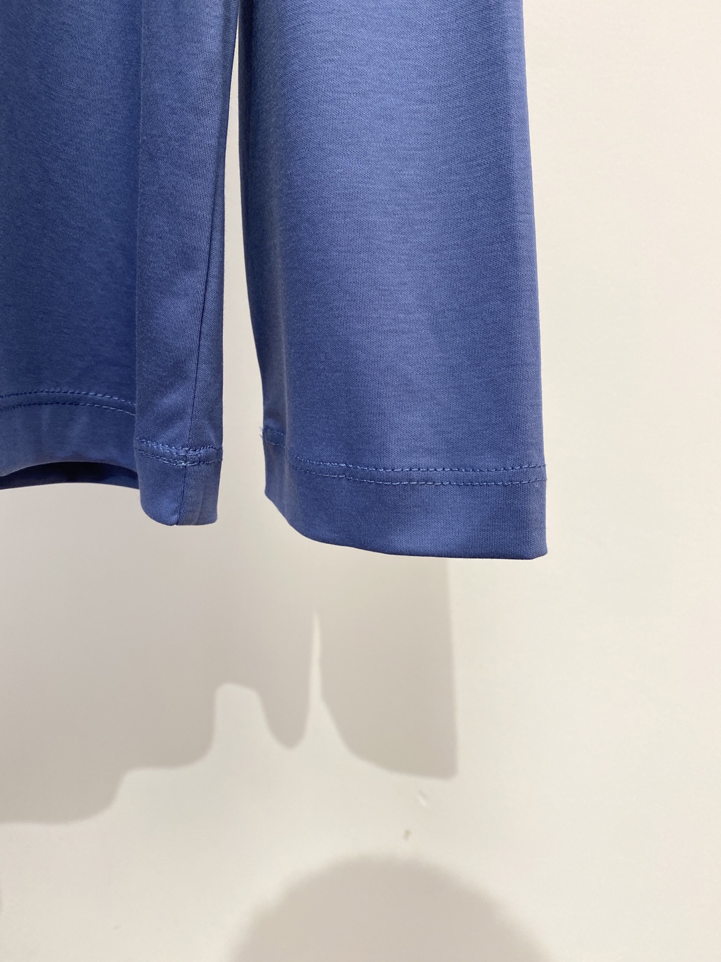 爱*、2026新品长袖，时尚帅气，简约百搭款，胸前精致刺绣字母logo，定制原版面料，不仅挺括，保持潮流的廓形，又穿着舒