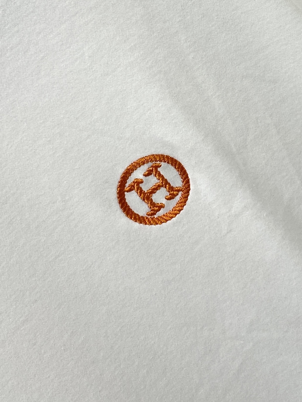 爱*、2026新品长袖，时尚帅气，简约百搭款，胸前精致刺绣字母logo，定制原版面料，不仅挺括，保持潮流的廓形，又穿着舒