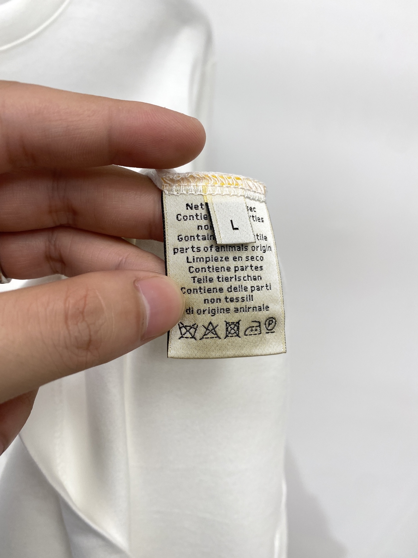 爱*、2026新品长袖，时尚帅气，简约百搭款，胸前精致刺绣字母logo，定制原版面料，不仅挺括，保持潮流的廓形，又穿着舒