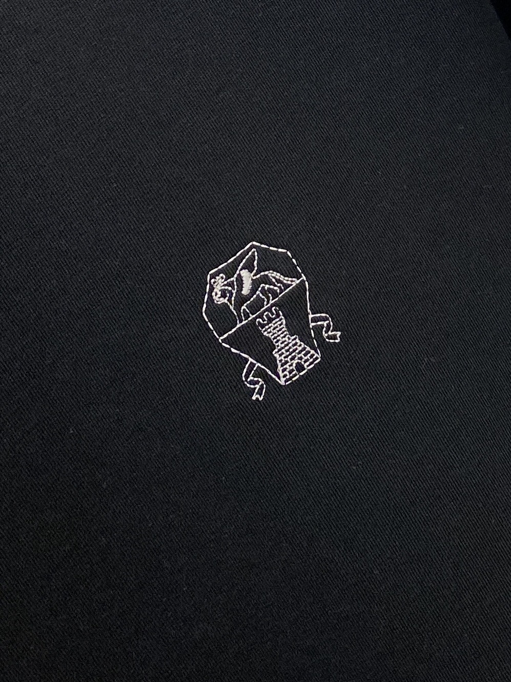 ￼ B*、2026新品卫衣，时尚帅气，简约百搭款，胸前精致刺绣图案logo，定制原版面料，不仅挺括，保持潮流的廓形，又穿