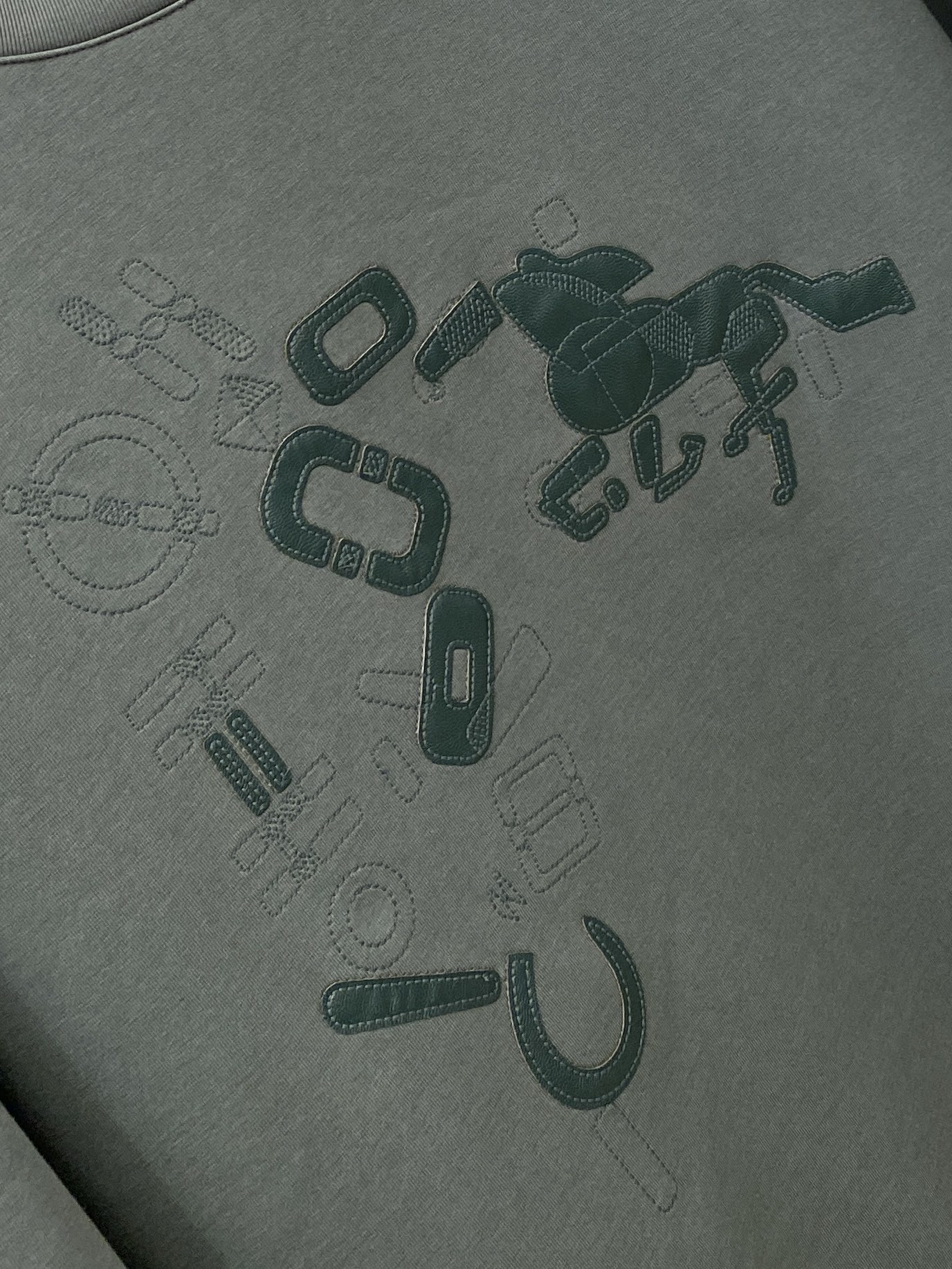 爱*、2026新品卫衣，时尚帅气，简约百搭款，胸前刺绣装饰图案logo，定制原版面料，不仅挺括，保持潮流的廓形，又穿着舒