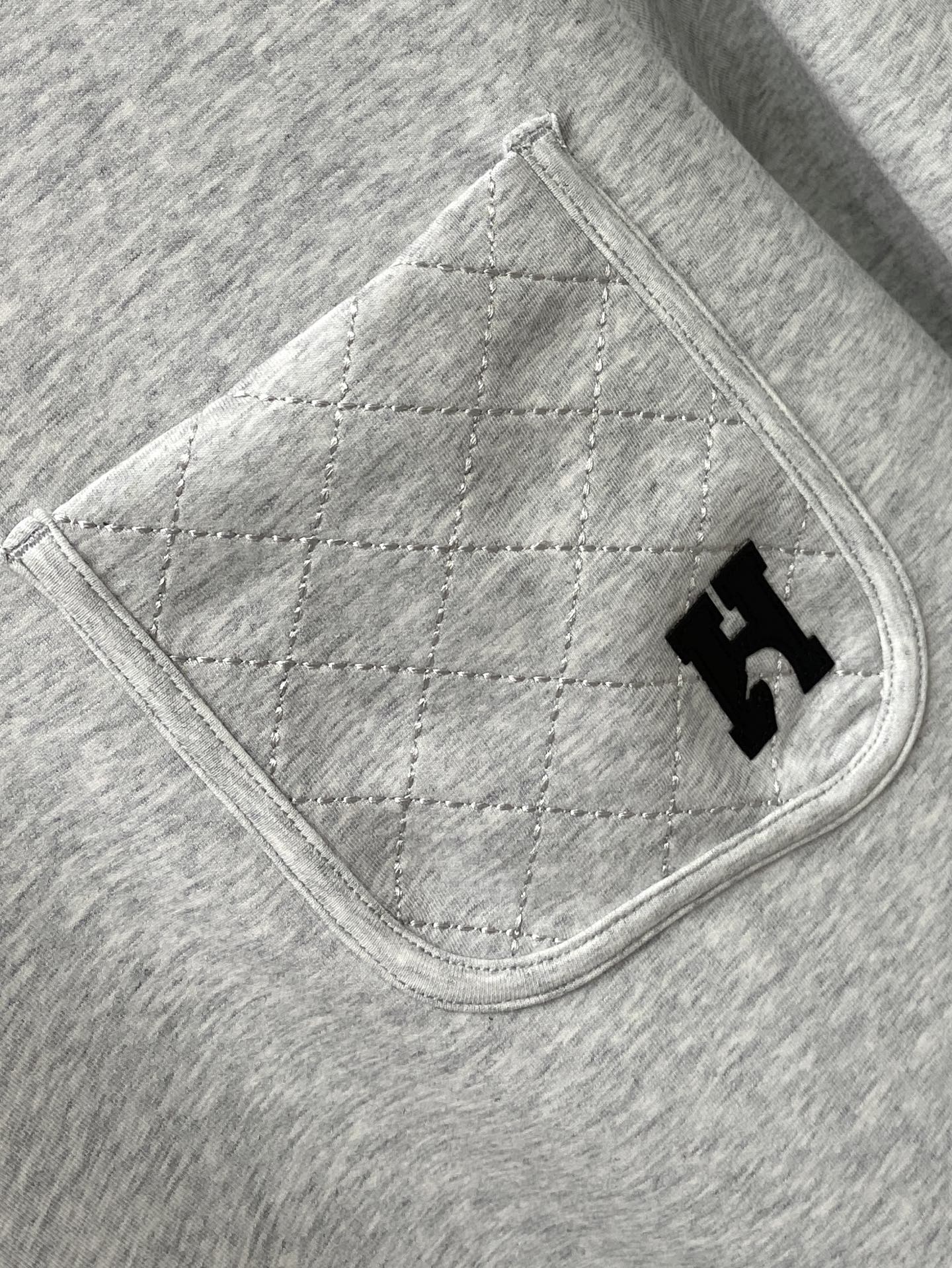 爱*、2026新品卫衣，时尚帅气，简约百搭款，胸前刺绣装饰字母logo，定制原版面料，不仅挺括，保持潮流的廓形，又穿着舒
