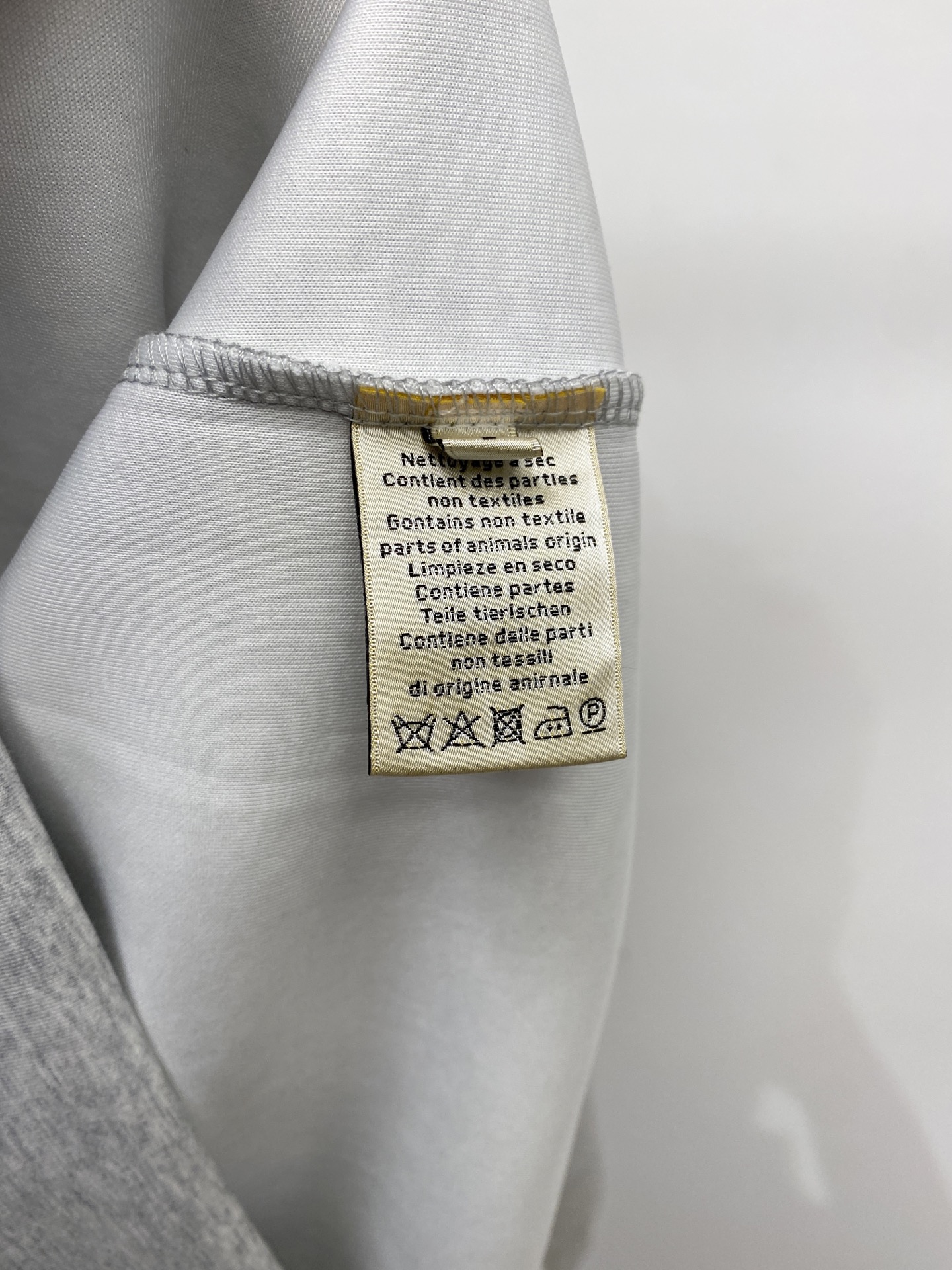 爱*、2026新品卫衣，时尚帅气，简约百搭款，胸前刺绣装饰字母logo，定制原版面料，不仅挺括，保持潮流的廓形，又穿着舒