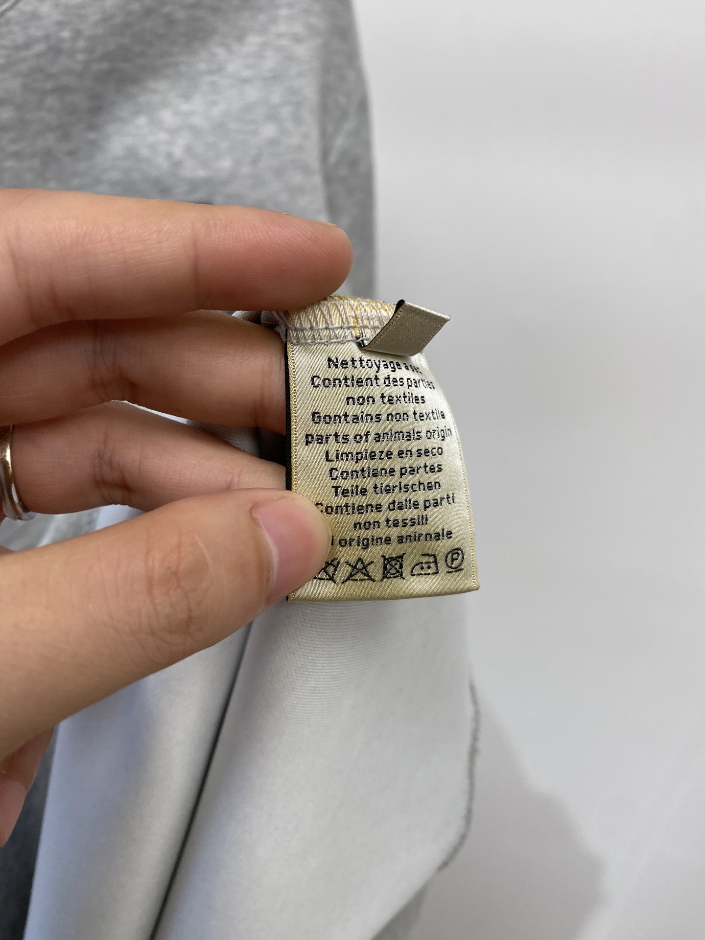 爱*、2026新品卫衣，时尚帅气，简约百搭款，胸前精致刺绣字母logo，定制原版面料，不仅挺括，保持潮流的廓形，又穿着舒