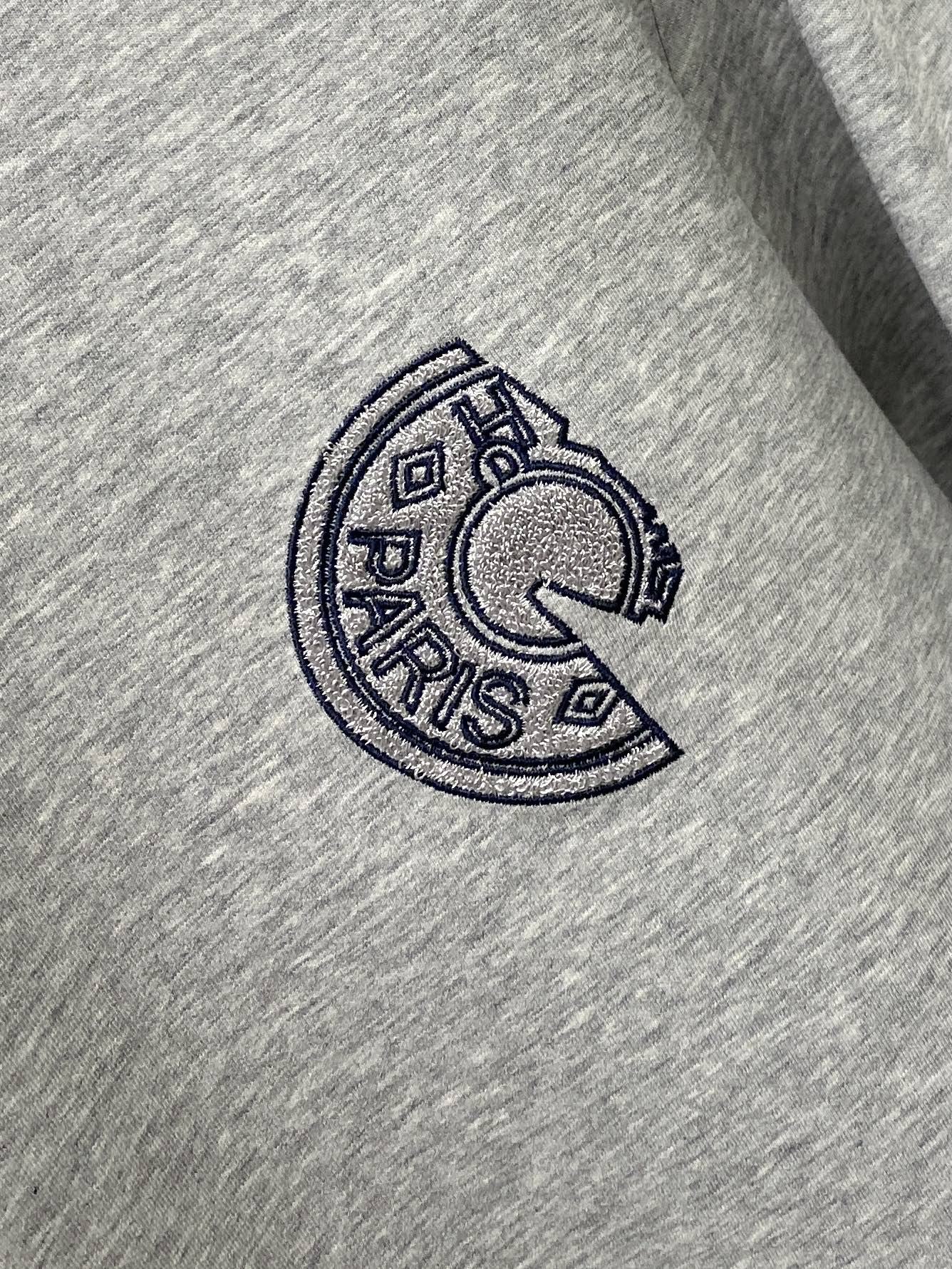 爱*、2026新品卫衣，时尚帅气，简约百搭款，胸前精致刺绣字母logo，定制原版面料，不仅挺括，保持潮流的廓形，又穿着舒