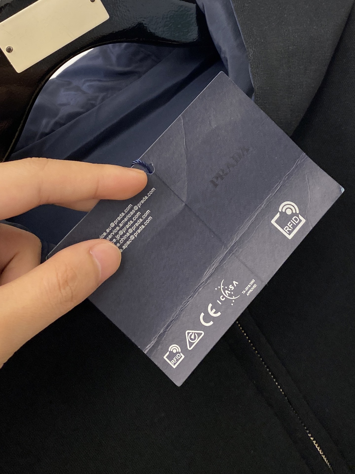 普*、2026新品双面穿卫衣夹克外套，时尚帅气，简约百搭款，胸前五金装饰三角标logo，定制原版面料，不仅挺括，保持潮流