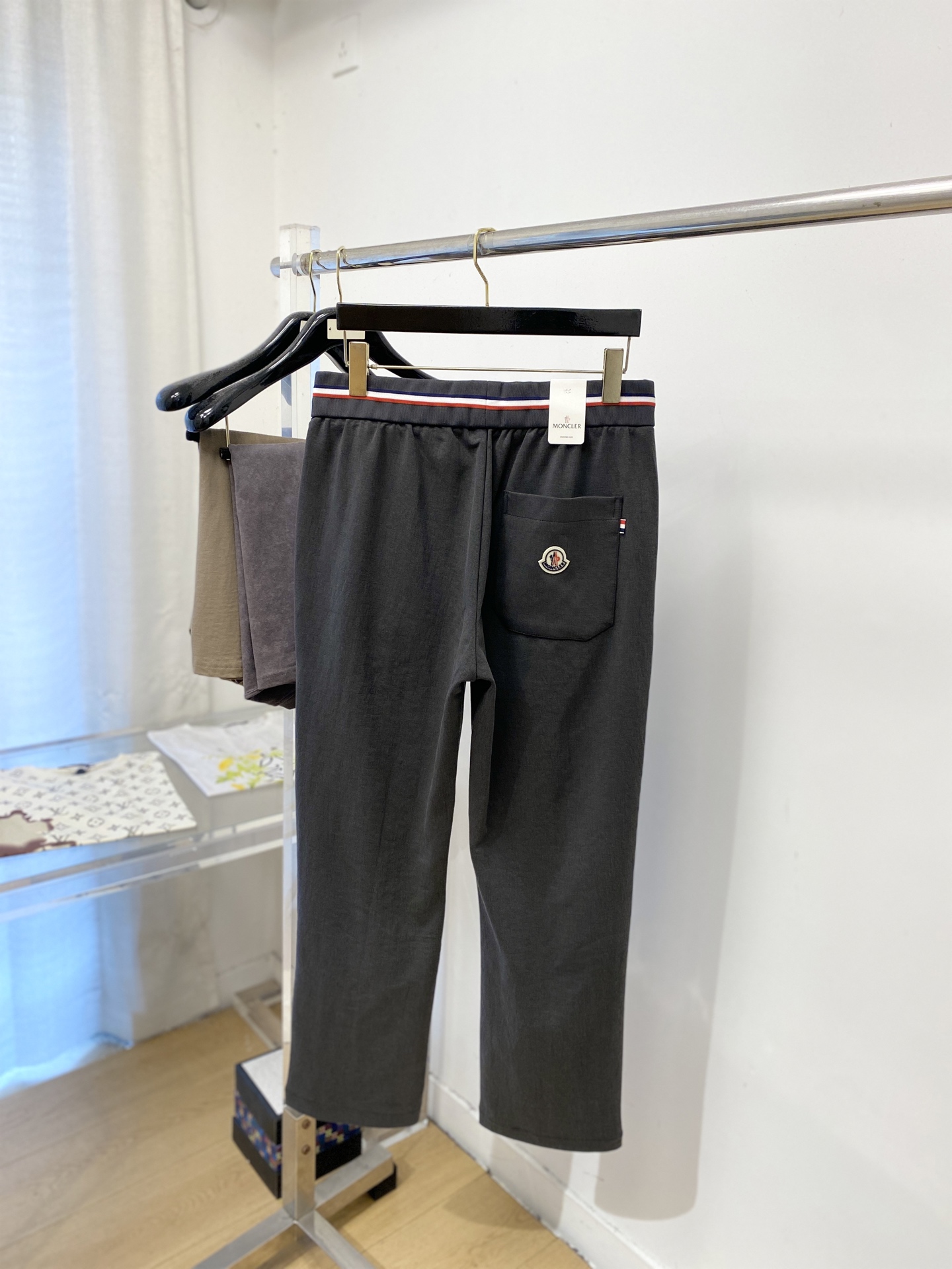 蒙*、2026爆款休闲裤 高弹显瘦必爆简约百搭爆款，做工精细，每一针都看得到用心，超多明星网红最爱 拉长身材比例哦！微弹