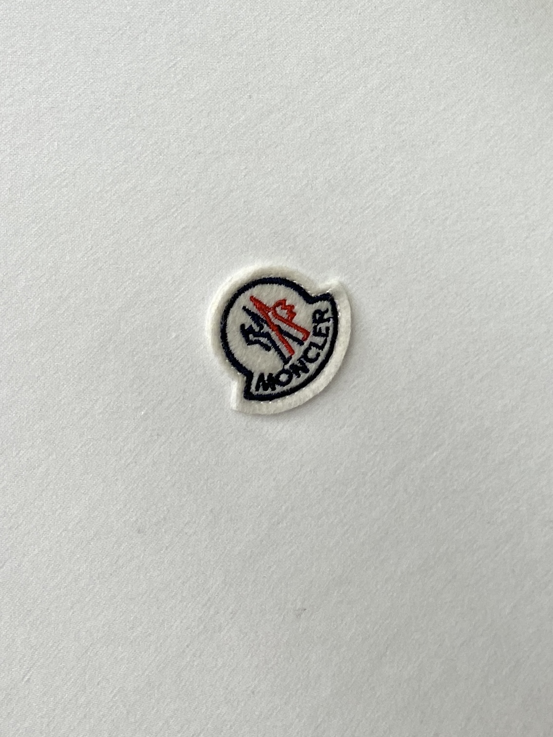 ￼ 蒙*、2026新品短袖T恤，帅气时尚，胸前刺绣装饰图案logo，简约百搭款。面料棉 不仅挺括，保持潮流的廓形，又穿着