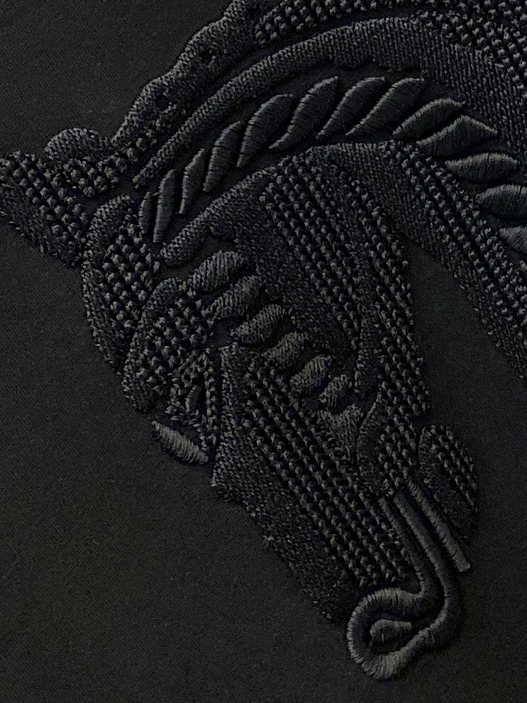 ￼爱*、2026新品卫衣，帅气时尚，胸前精致刺绣图案logo，简约百搭款。面料棉 不仅挺括，保持潮流的廓形，又穿着舒适，