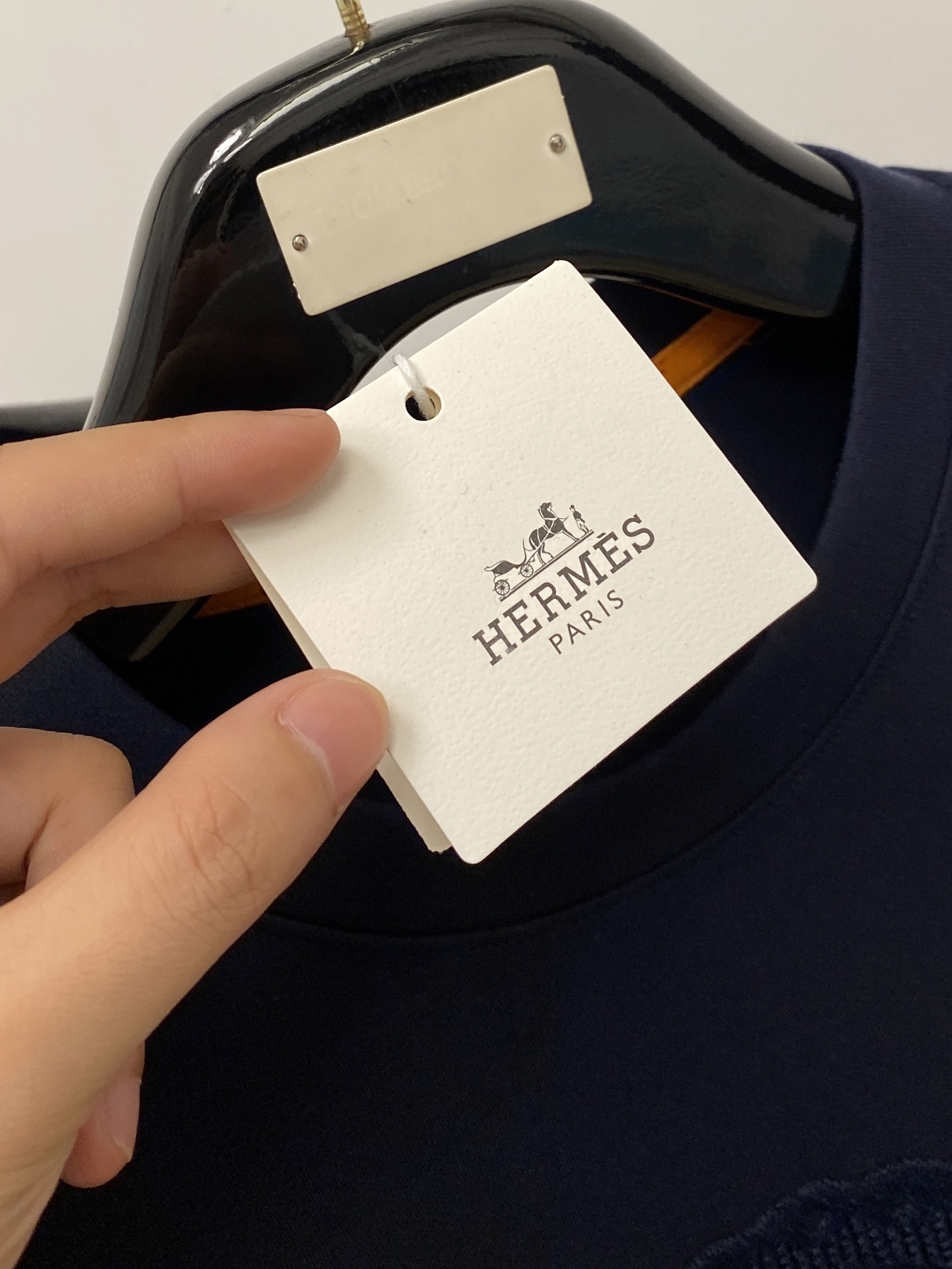 爱*、2026新品卫衣，帅气时尚，胸前精致刺绣图案logo，简约百搭款。面料棉 不仅挺括，保持潮流的廓形，又穿着舒适，纱