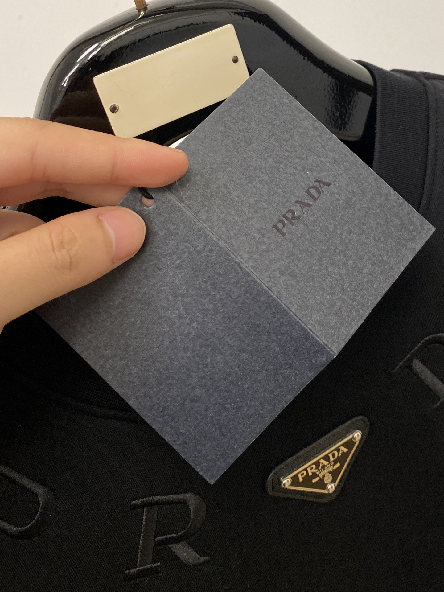 普*、2026新品卫衣，帅气时尚，胸口五金装饰三角标logo，简约百搭款。面料棉 不仅挺括，保持潮流的廓形，又穿着舒适，