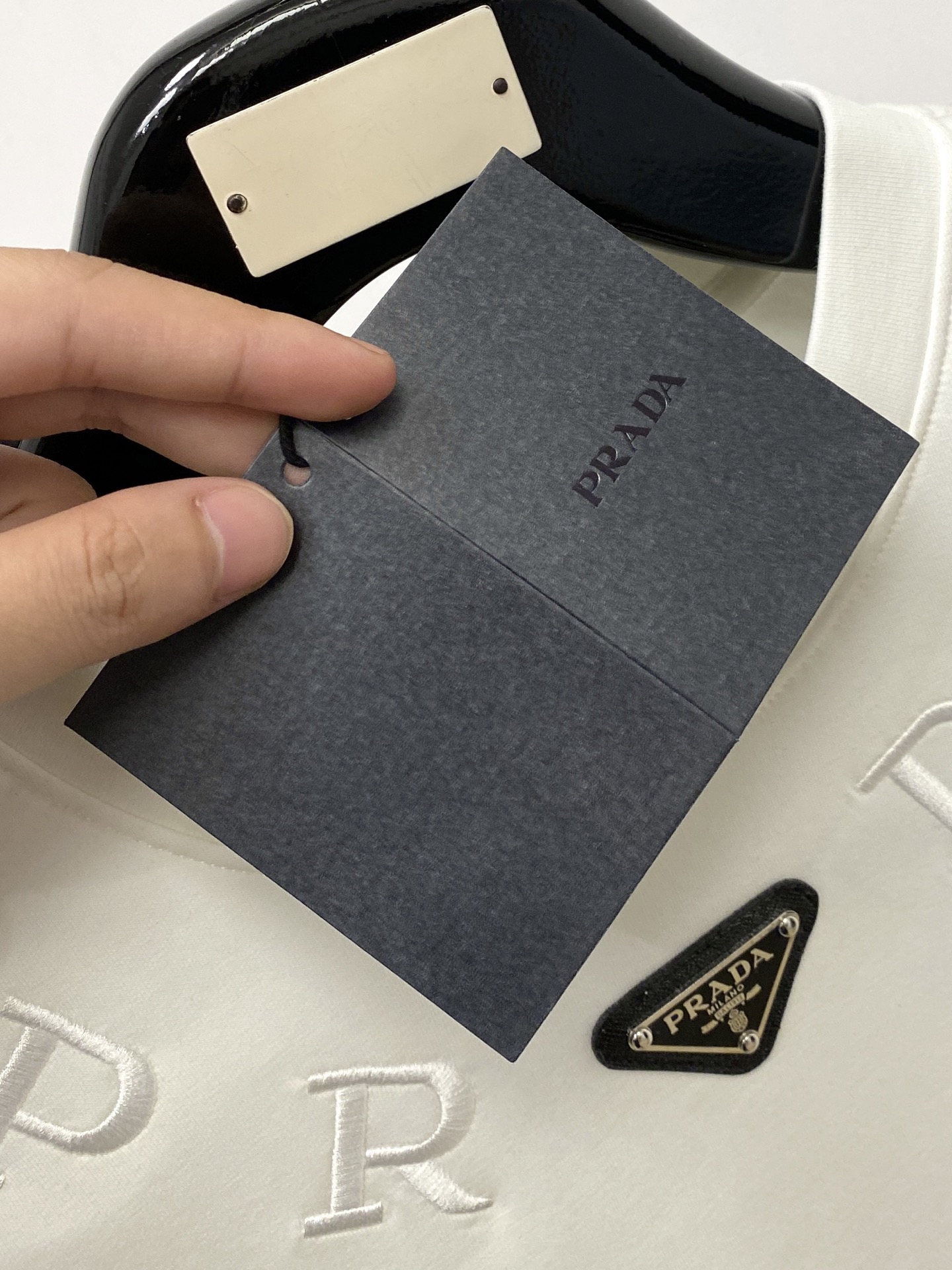 普*、2026新品卫衣，帅气时尚，胸口五金装饰三角标logo，简约百搭款。面料棉 不仅挺括，保持潮流的廓形，又穿着舒适，