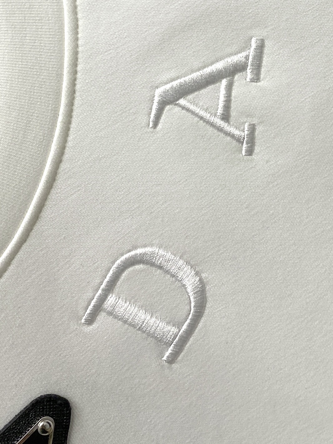 普*、2026新品卫衣，帅气时尚，胸口五金装饰三角标logo，简约百搭款。面料棉 不仅挺括，保持潮流的廓形，又穿着舒适，