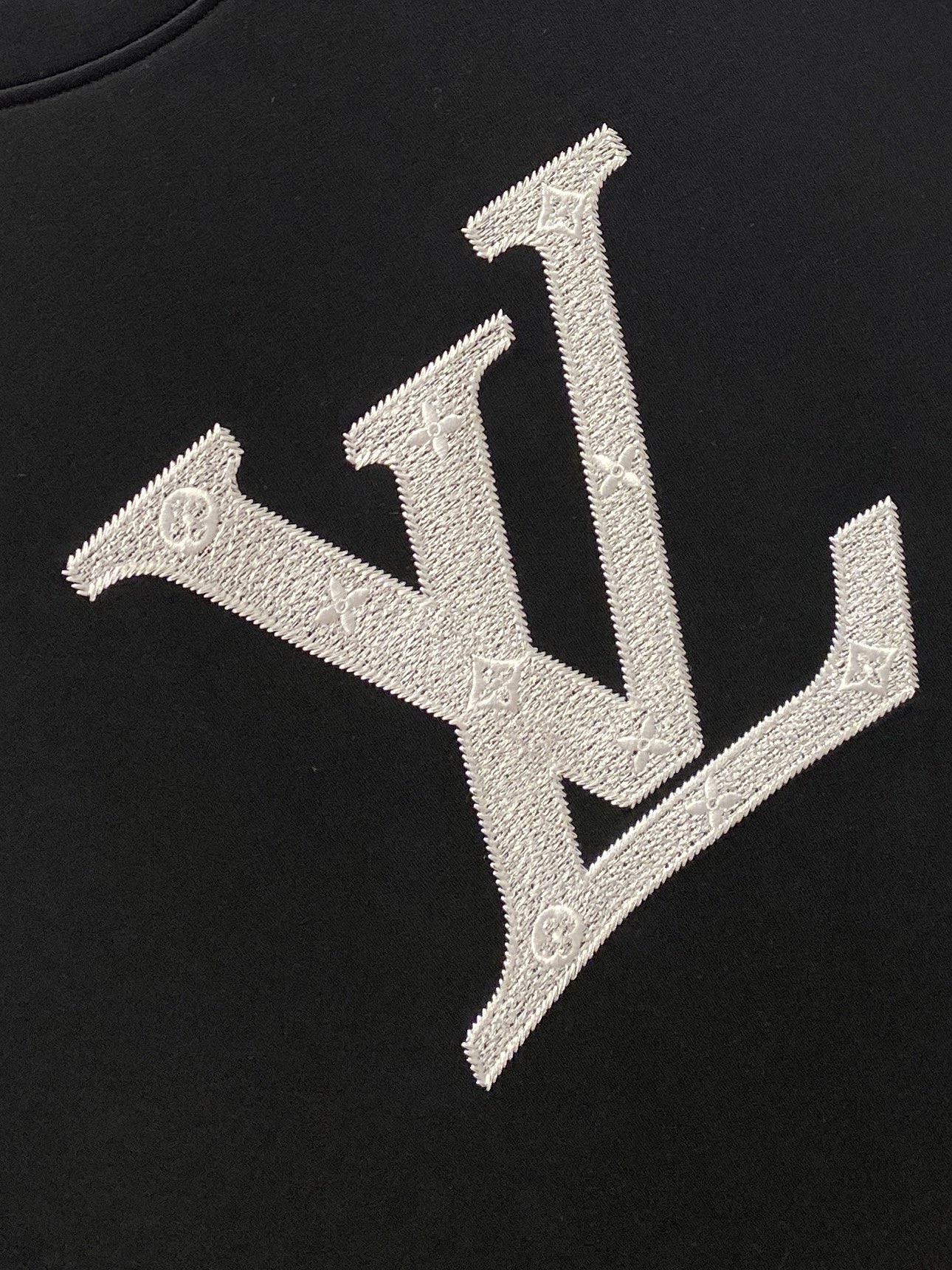 路*、2026新品卫衣，帅气时尚，胸口精致刺绣字母logo，简约百搭款。面料棉 不仅挺括，保持潮流的廓形，又穿着舒适，纱