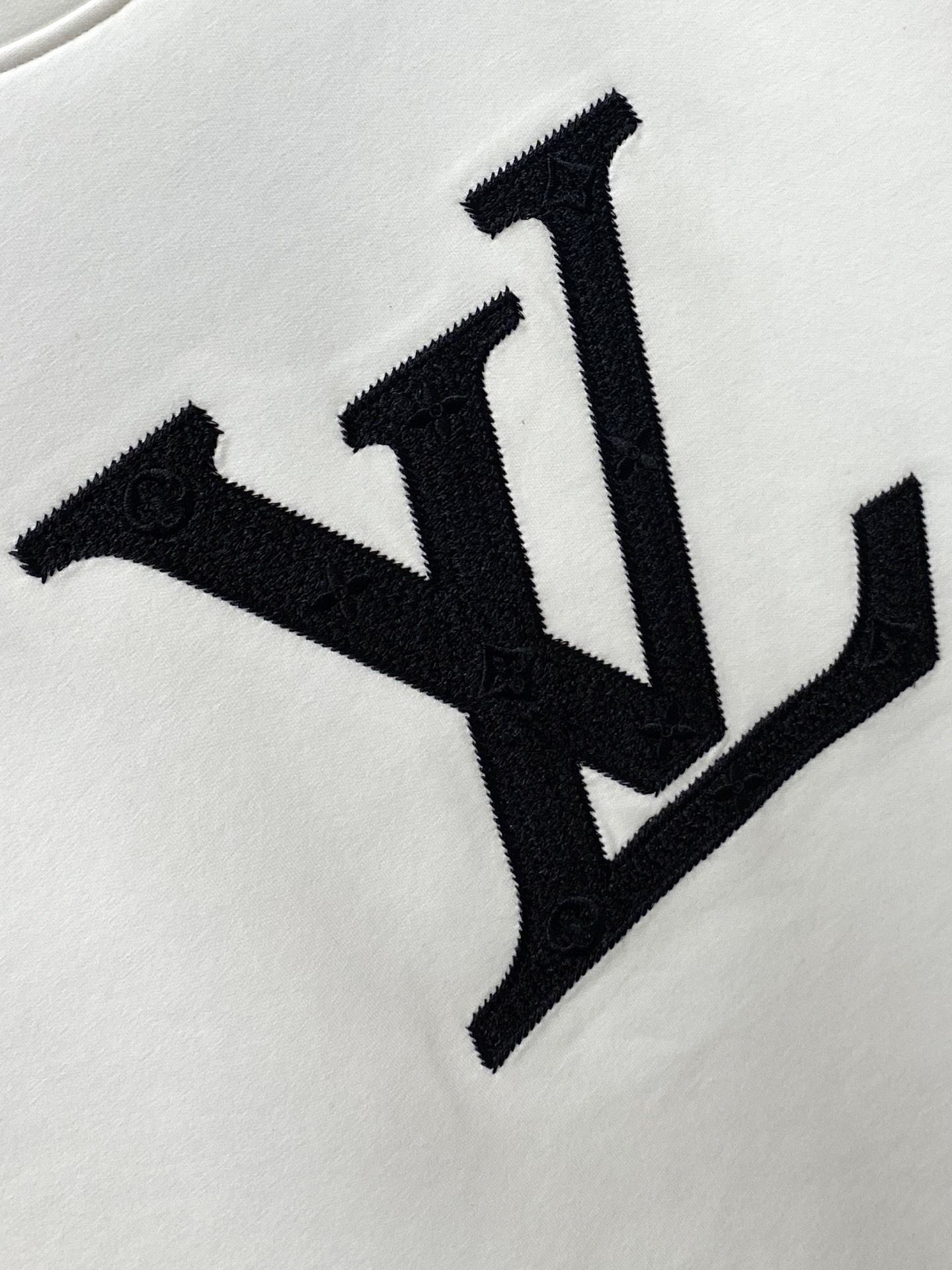 路*、2026新品卫衣，帅气时尚，胸口精致刺绣字母logo，简约百搭款。面料棉 不仅挺括，保持潮流的廓形，又穿着舒适，纱