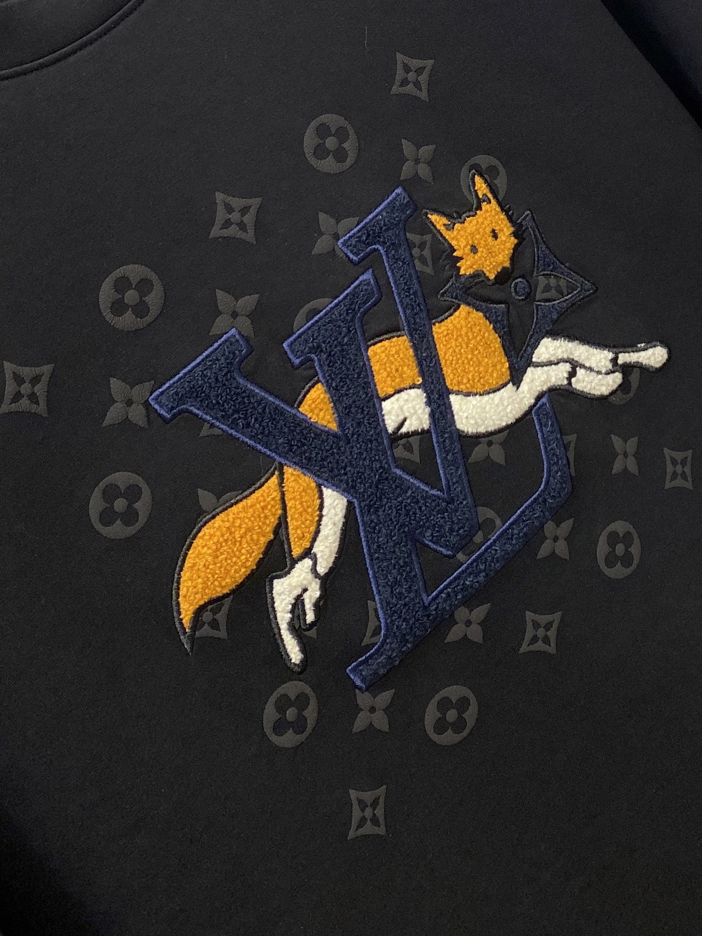 路*、2026新品卫衣，帅气时尚，胸口精致刺绣字母图案logo，简约百搭款。面料棉 不仅挺括，保持潮流的廓形，又穿着舒适