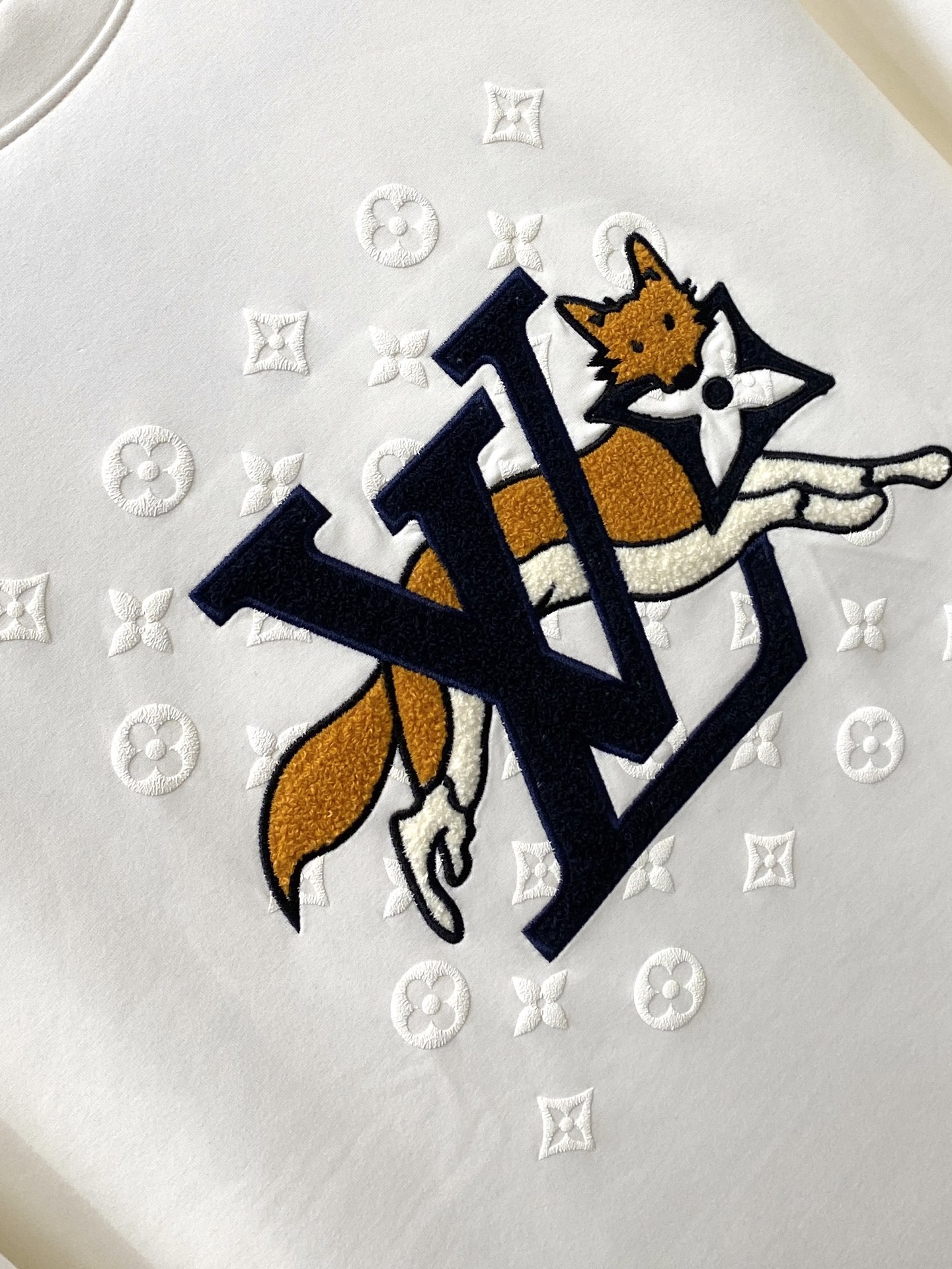 路*、2026新品卫衣，帅气时尚，胸口精致刺绣字母图案logo，简约百搭款。面料棉 不仅挺括，保持潮流的廓形，又穿着舒适