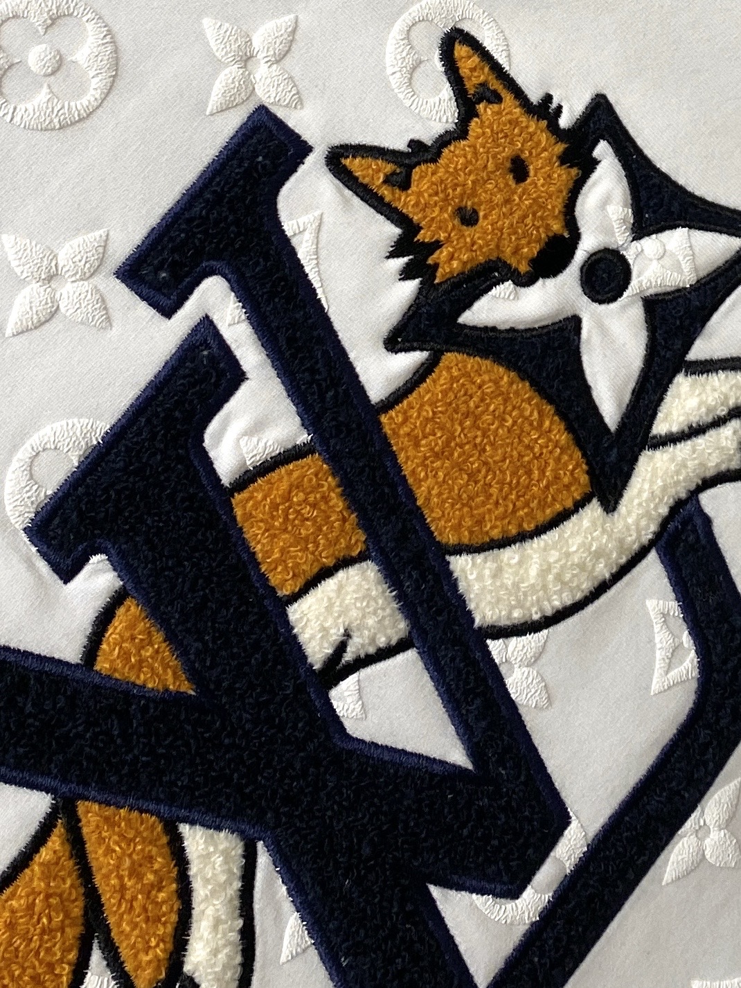 路*、2026新品卫衣，帅气时尚，胸口精致刺绣字母图案logo，简约百搭款。面料棉 不仅挺括，保持潮流的廓形，又穿着舒适