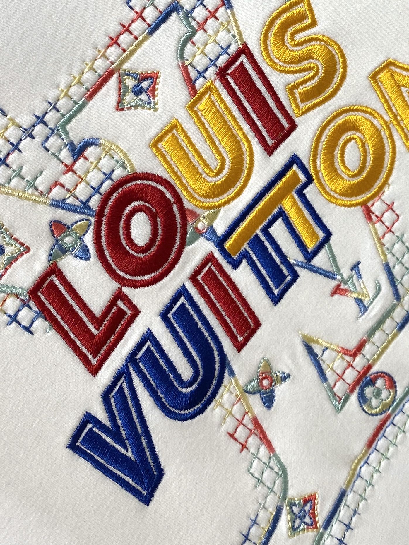 路*、2026新品卫衣，帅气时尚，胸口精致刺绣字母图案logo，简约百搭款。面料棉 不仅挺括，保持潮流的廓形，又穿着舒适