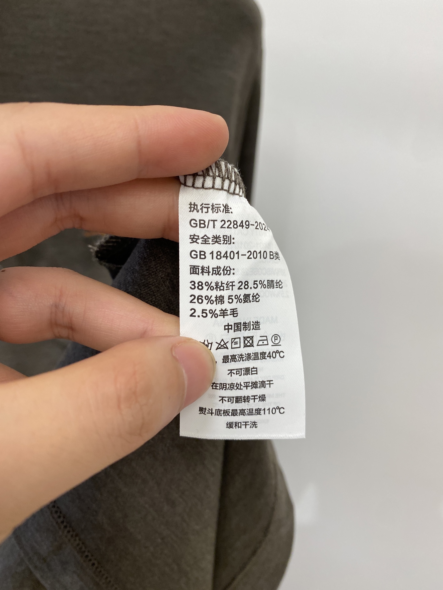 L*、2026新品长袖卫衣，时尚帅气，简约百搭款，胸前精致刺绣字母图案logo，定制原版面料，不仅挺括，保持潮流的廓形，