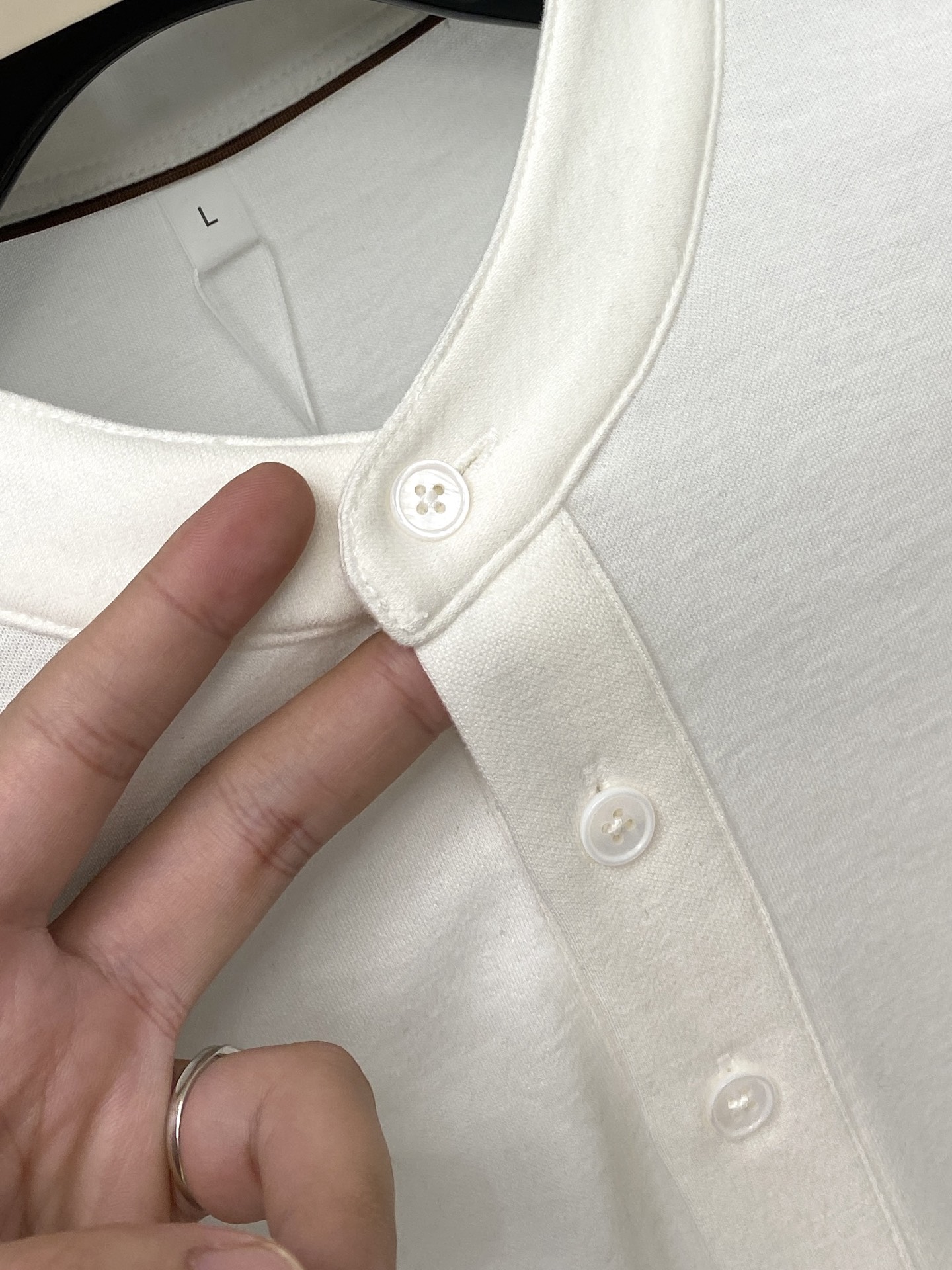 L*、2026新品长袖卫衣，时尚帅气，简约百搭款，胸前精致刺绣字母图案logo，定制原版面料，不仅挺括，保持潮流的廓形，