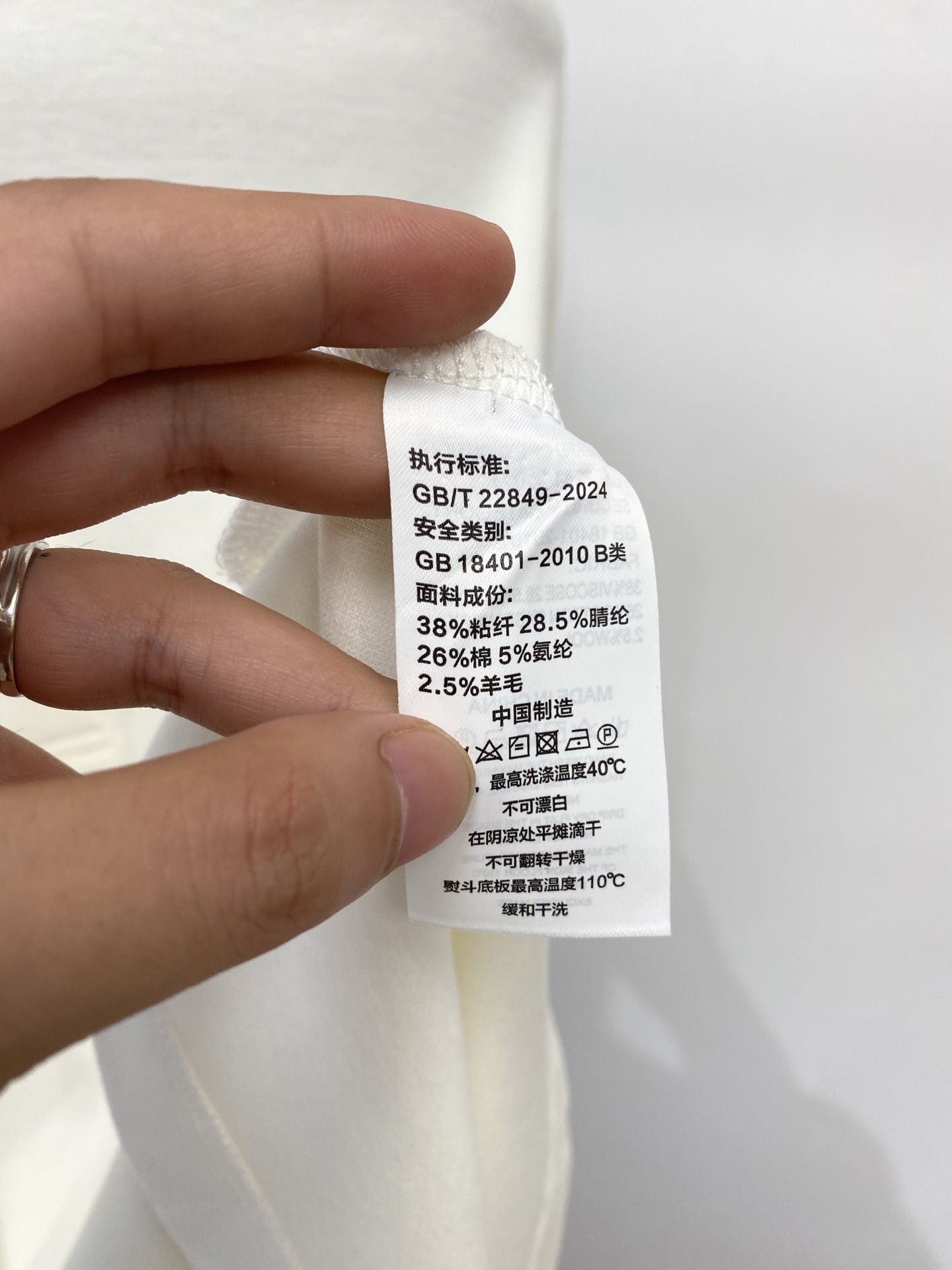 L*、2026新品长袖卫衣，时尚帅气，简约百搭款，胸前精致刺绣字母图案logo，定制原版面料，不仅挺括，保持潮流的廓形，
