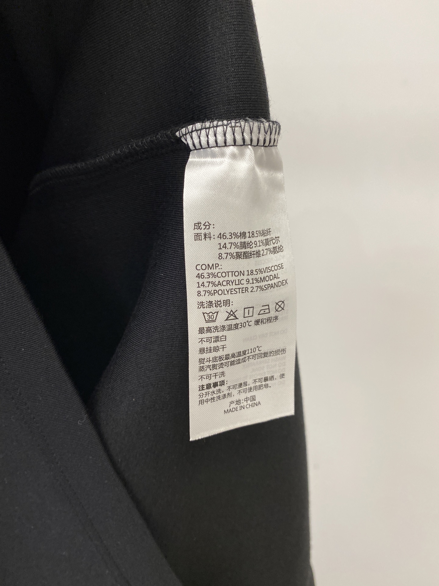 迪*、2026新品长袖卫衣，时尚帅气，简约百搭款，胸前精致刺绣字母图案logo，定制原版面料，不仅挺括，保持潮流的廓形，
