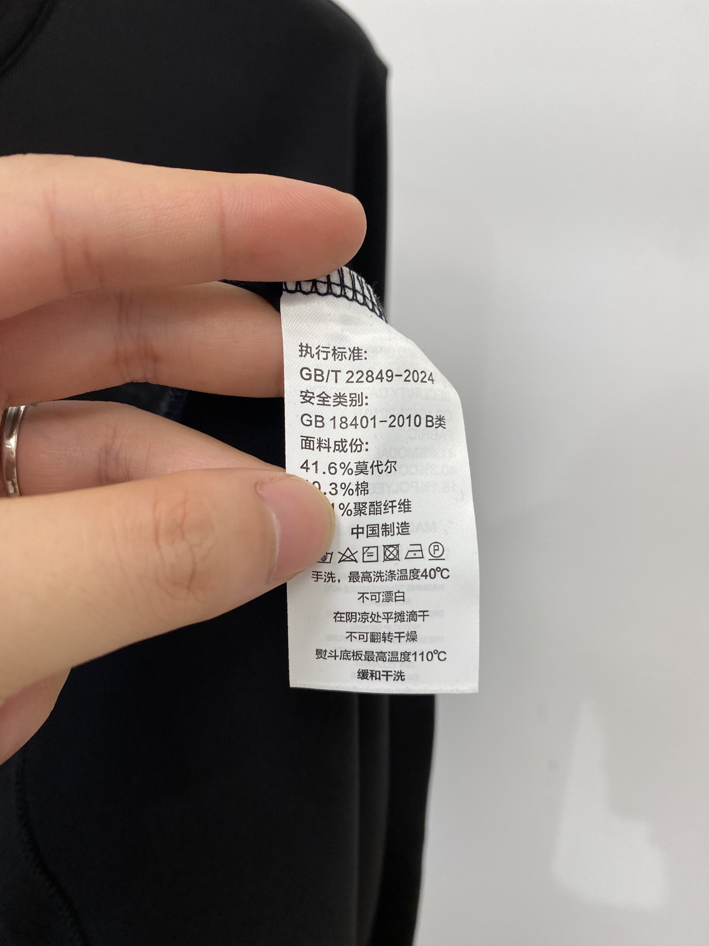 L*、2026新品长袖卫衣，时尚帅气，简约百搭款，胸前精致刺绣图案logo，定制原版面料，不仅挺括，保持潮流的廓形，又穿