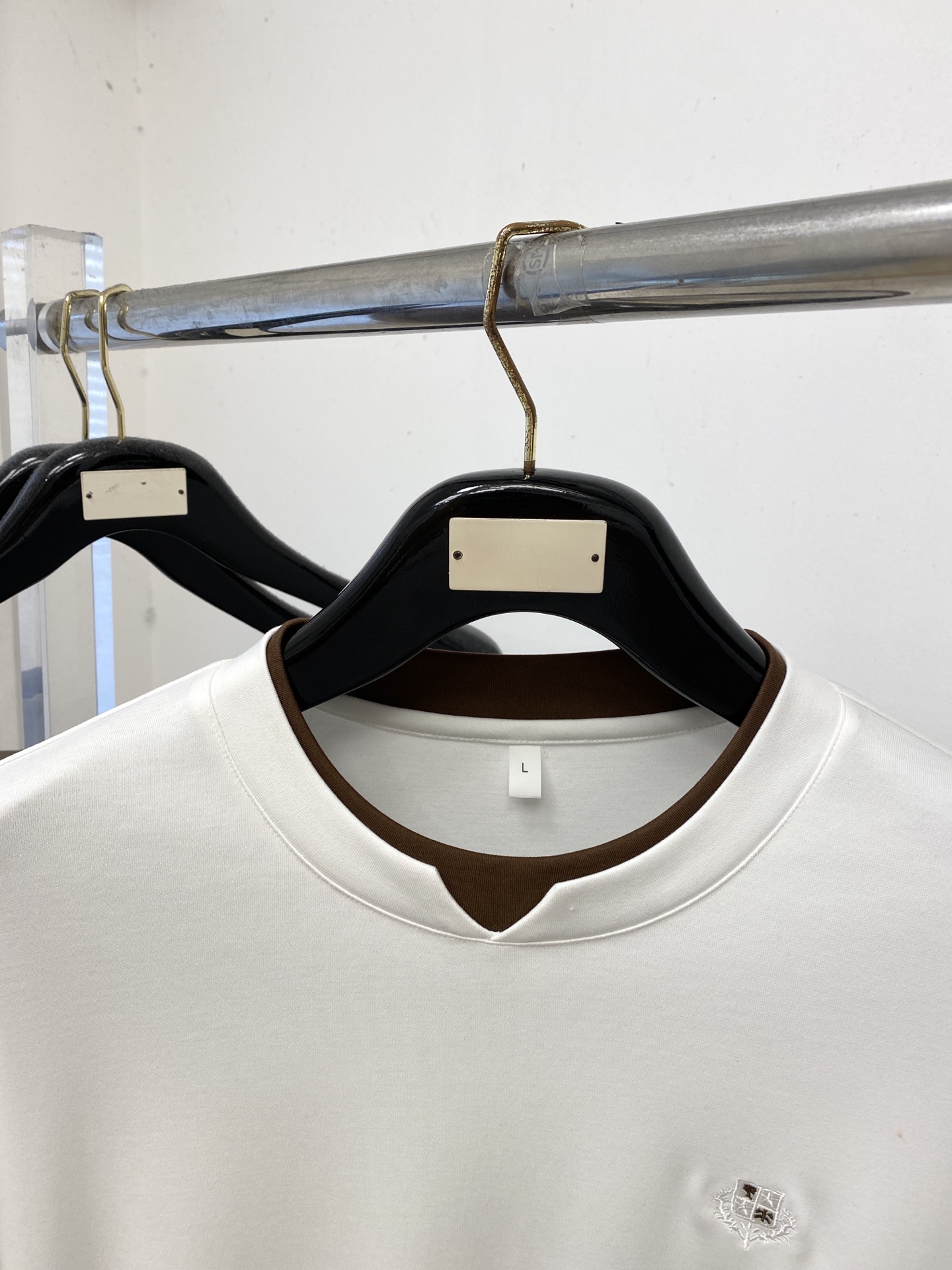 L*、2026新品长袖卫衣，时尚帅气，简约百搭款，胸前精致刺绣图案logo，定制原版面料，不仅挺括，保持潮流的廓形，又穿
