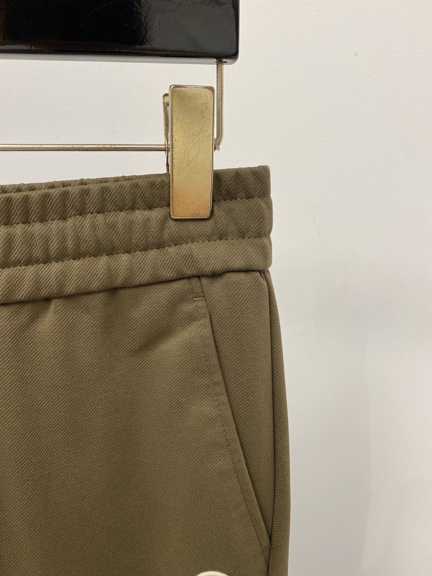 蒙*、2026爆款休闲裤 高弹显瘦必爆简约百搭爆款，做工精细，每一针都看得到用心，超多明星网红最爱 拉长身材比例哦！微弹