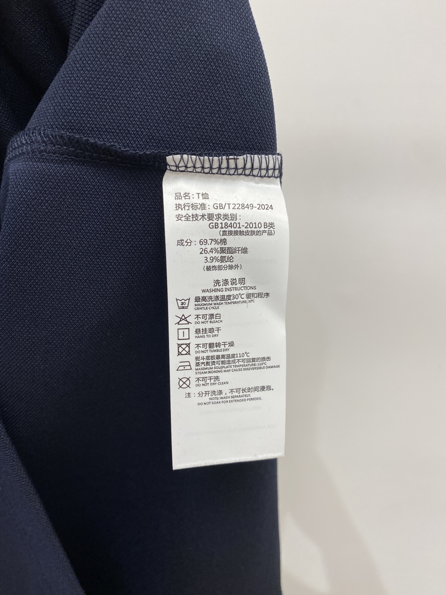 L*、2026新品长袖卫衣，时尚帅气，简约百搭款，胸前五金装饰图案字母logo，定制原版面料，不仅挺括，保持潮流的廓形，