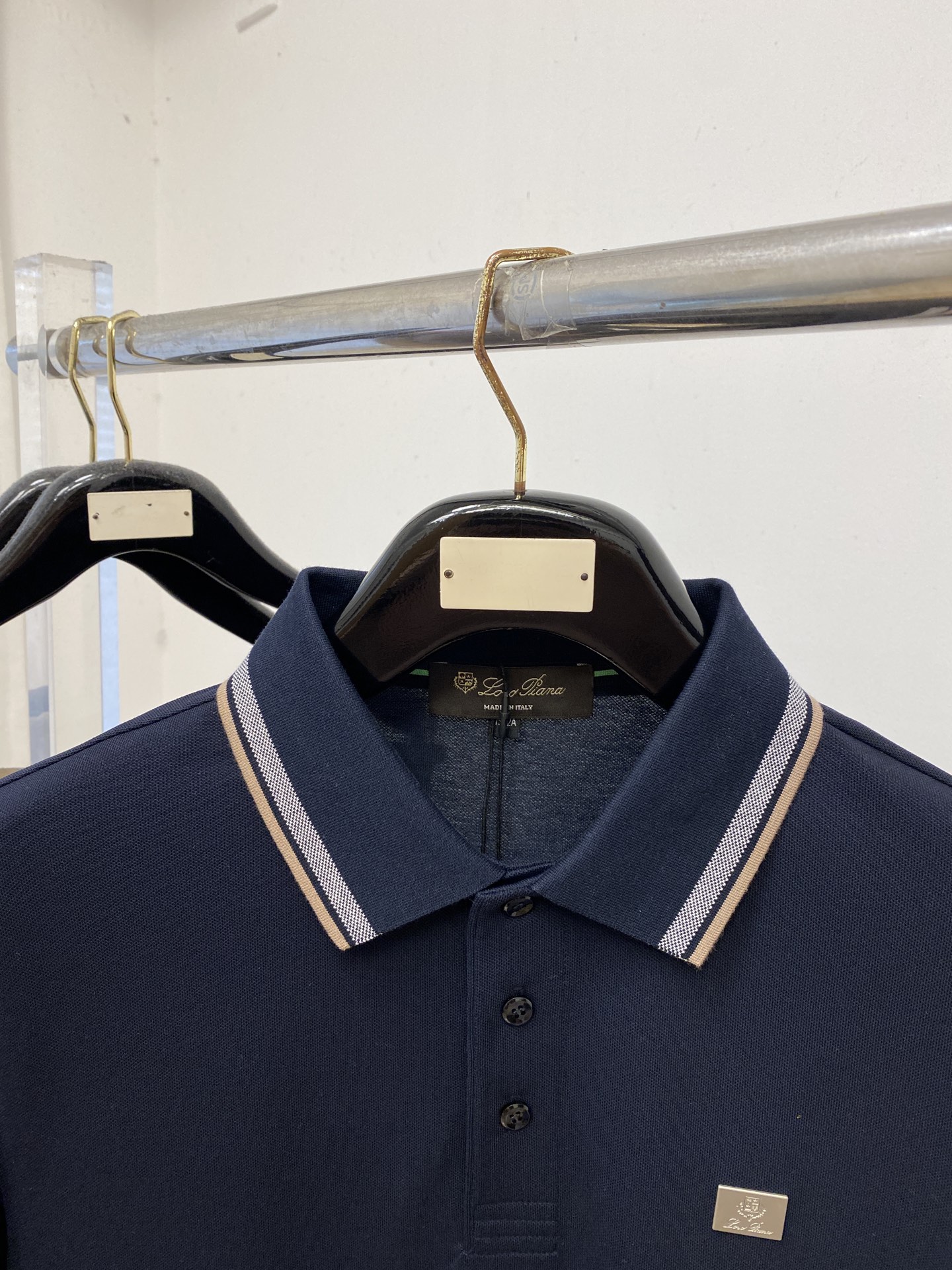 L*、2026新品长袖卫衣，时尚帅气，简约百搭款，胸前五金装饰图案字母logo，定制原版面料，不仅挺括，保持潮流的廓形，