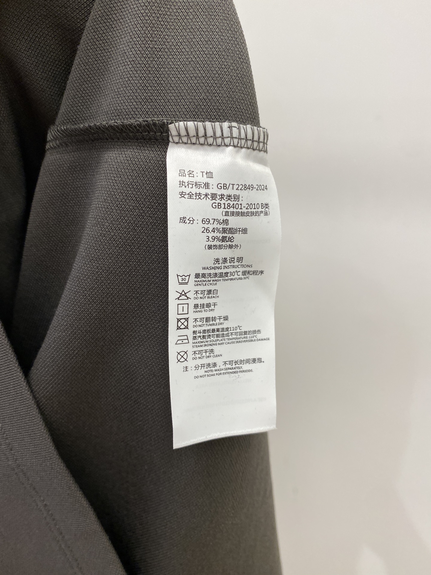 L*、2026新品长袖卫衣，时尚帅气，简约百搭款，胸前五金装饰图案字母logo，定制原版面料，不仅挺括，保持潮流的廓形，