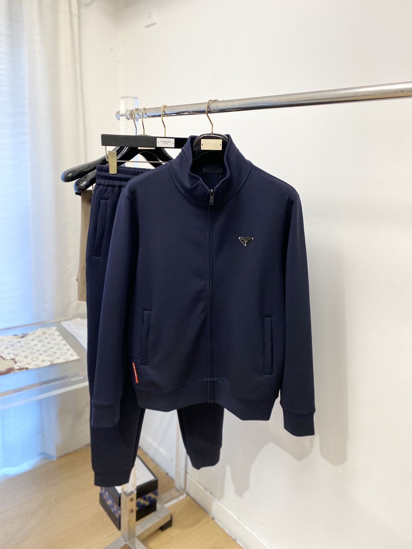 普*、2026最新品,时尚休闲套装,顶级原版面料打造,穿着舒适,吸湿性透气性都非常良好,色牢度超高!无论内搭还是外穿都非 普*、2026最新品,时尚休闲套装,顶级原版面料打造,穿着舒适,吸湿性透气性都非常良好,色牢度超高!无论内搭还是外穿都非