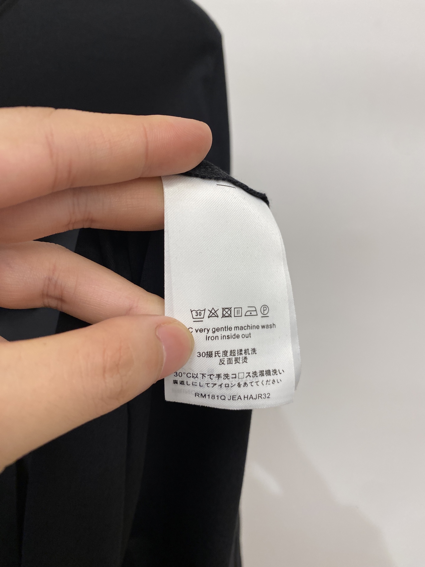 路*、2026新品长袖，时尚帅气，简约百搭款，胸前刺绣装饰字母logo，定制原版面料，不仅挺括，保持潮流的廓形，又穿着舒