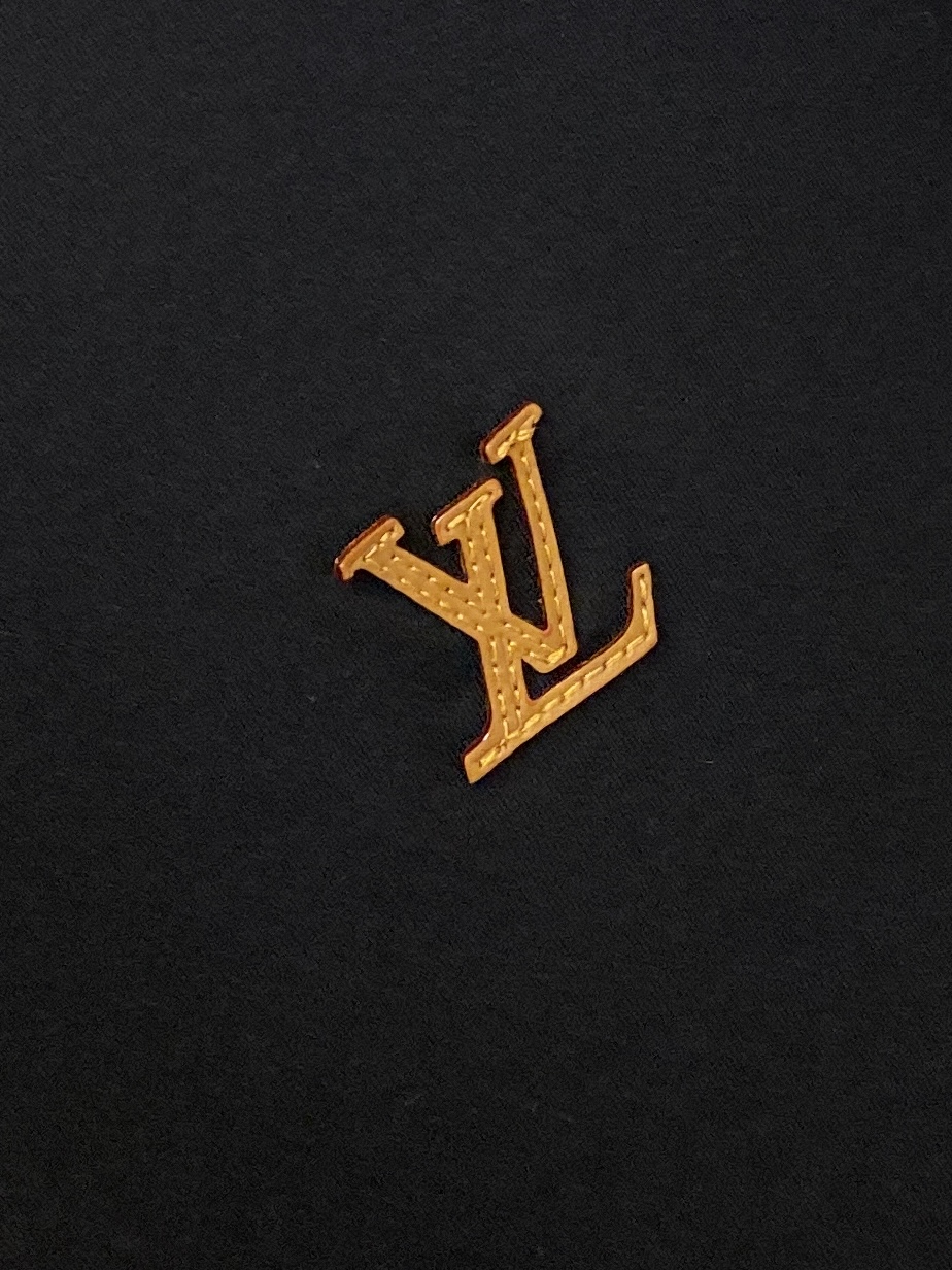路*、2026新品长袖，时尚帅气，简约百搭款，胸前刺绣装饰字母logo，定制原版面料，不仅挺括，保持潮流的廓形，又穿着舒