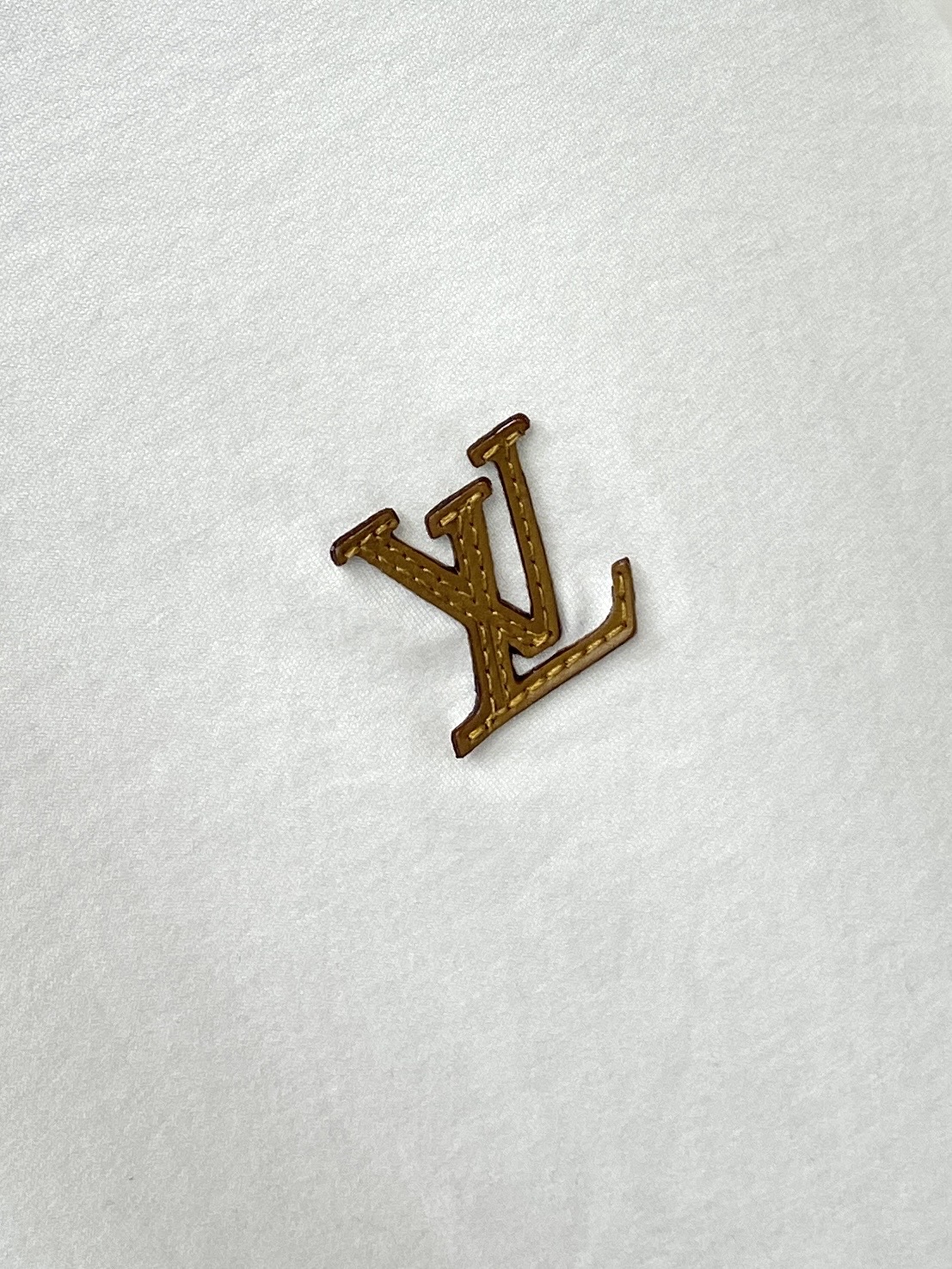 路*、2026新品长袖，时尚帅气，简约百搭款，胸前刺绣装饰字母logo，定制原版面料，不仅挺括，保持潮流的廓形，又穿着舒