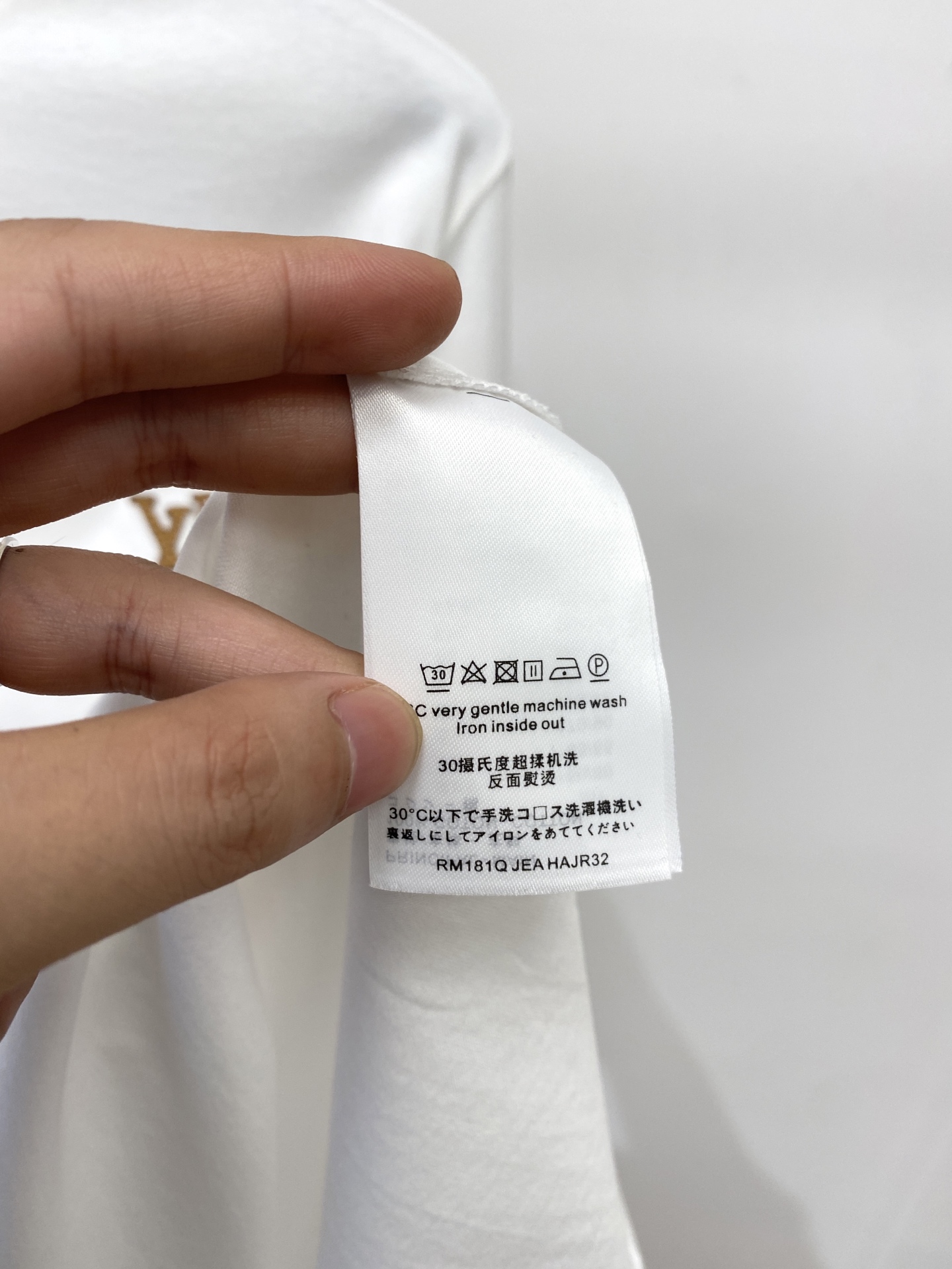 路*、2026新品长袖，时尚帅气，简约百搭款，胸前刺绣装饰字母logo，定制原版面料，不仅挺括，保持潮流的廓形，又穿着舒