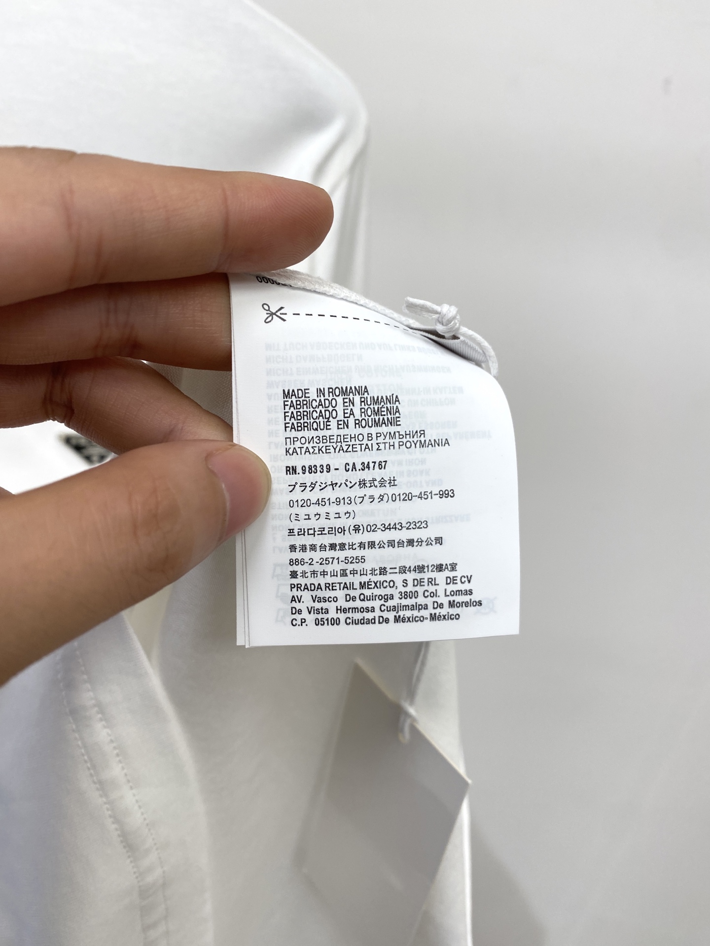 普*、2026新品长袖，时尚帅气，简约百搭款，胸前五金装饰三角标logo，定制原版面料，不仅挺括，保持潮流的廓形，又穿着