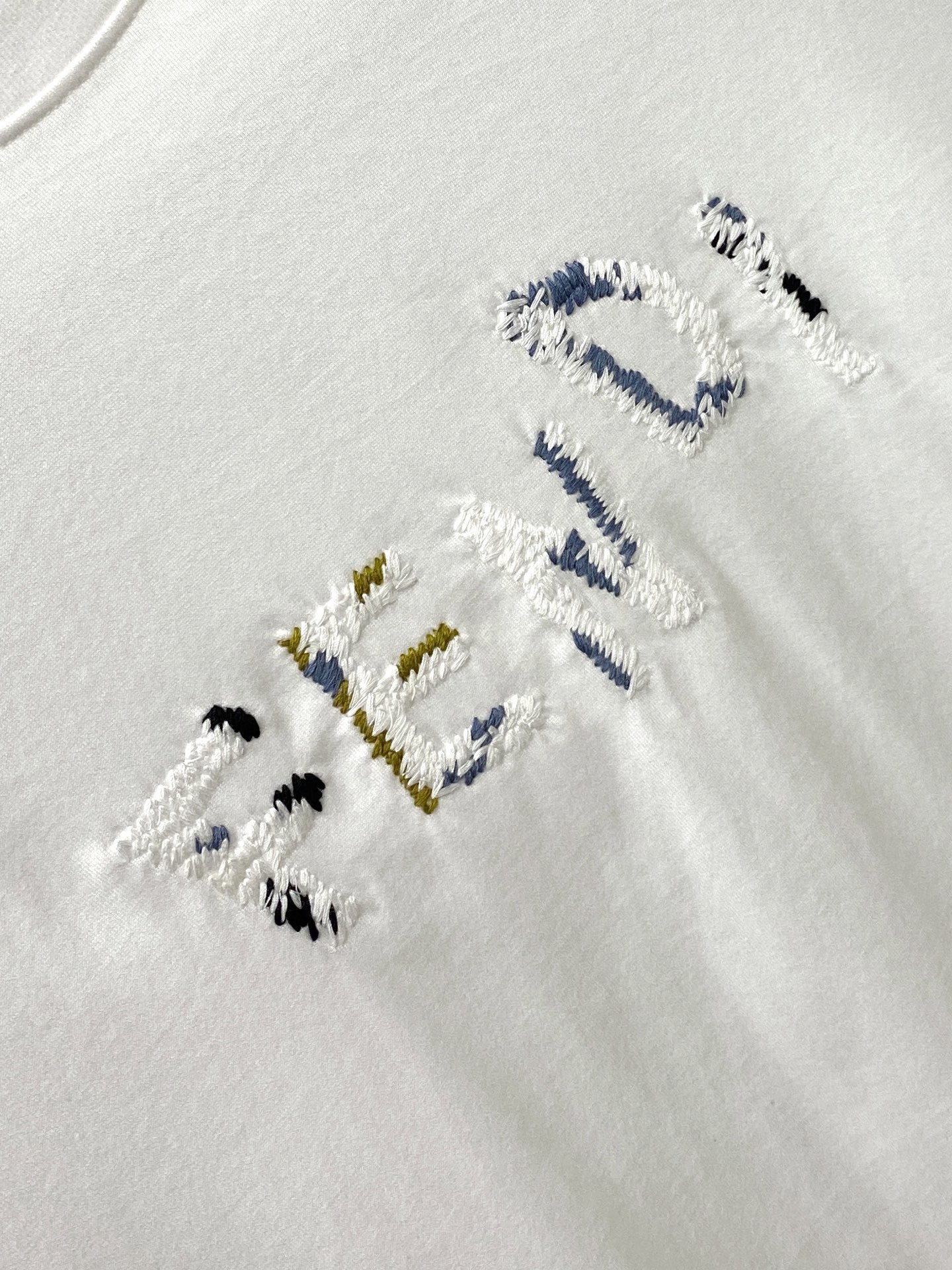 芬*、2026新品长袖，时尚帅气，简约百搭款，胸前精致刺绣字母logo，定制原版面料，不仅挺括，保持潮流的廓形，又穿着舒
