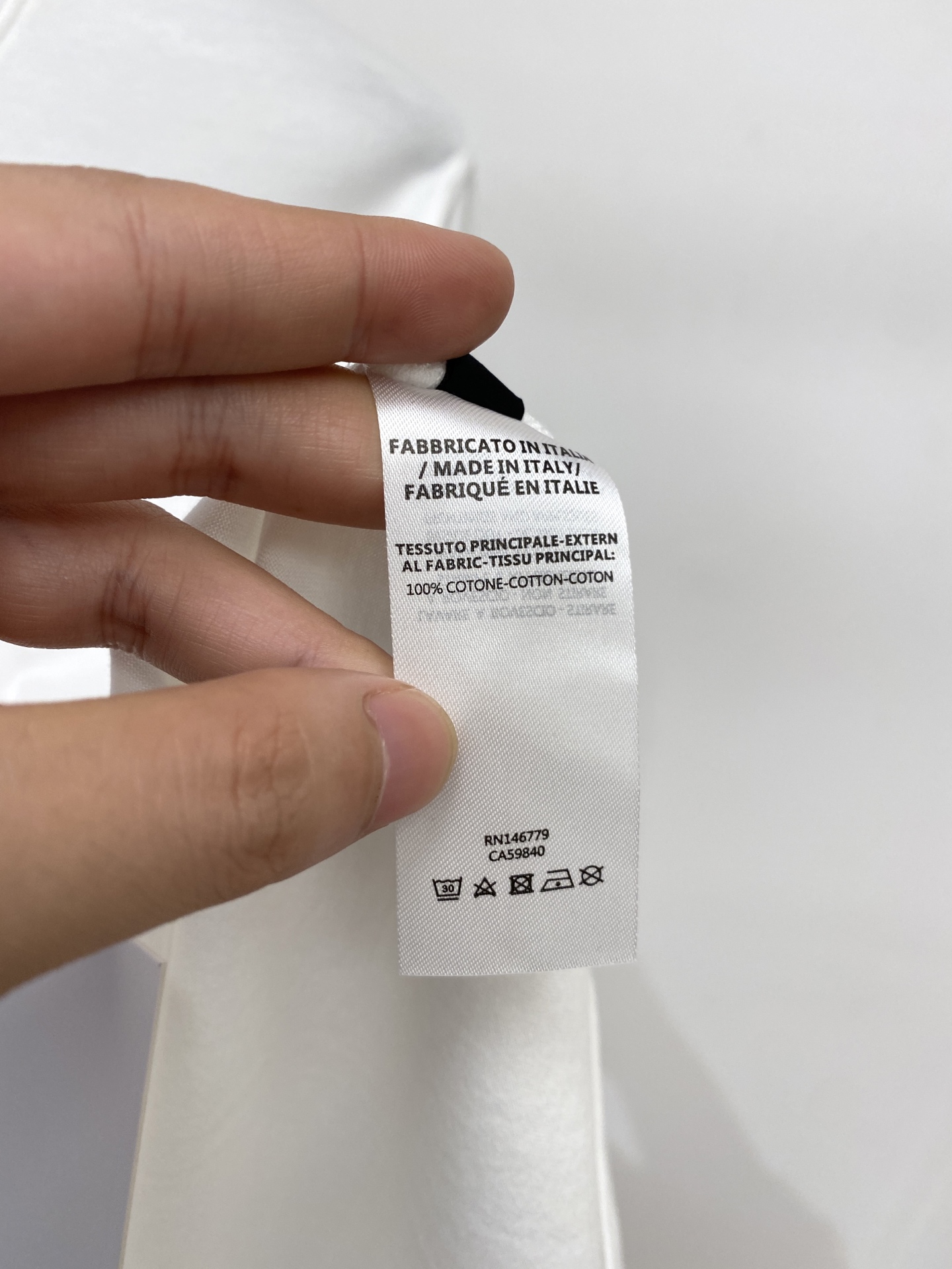 芬*、2026新品长袖，时尚帅气，简约百搭款，胸前精致刺绣字母logo，定制原版面料，不仅挺括，保持潮流的廓形，又穿着舒