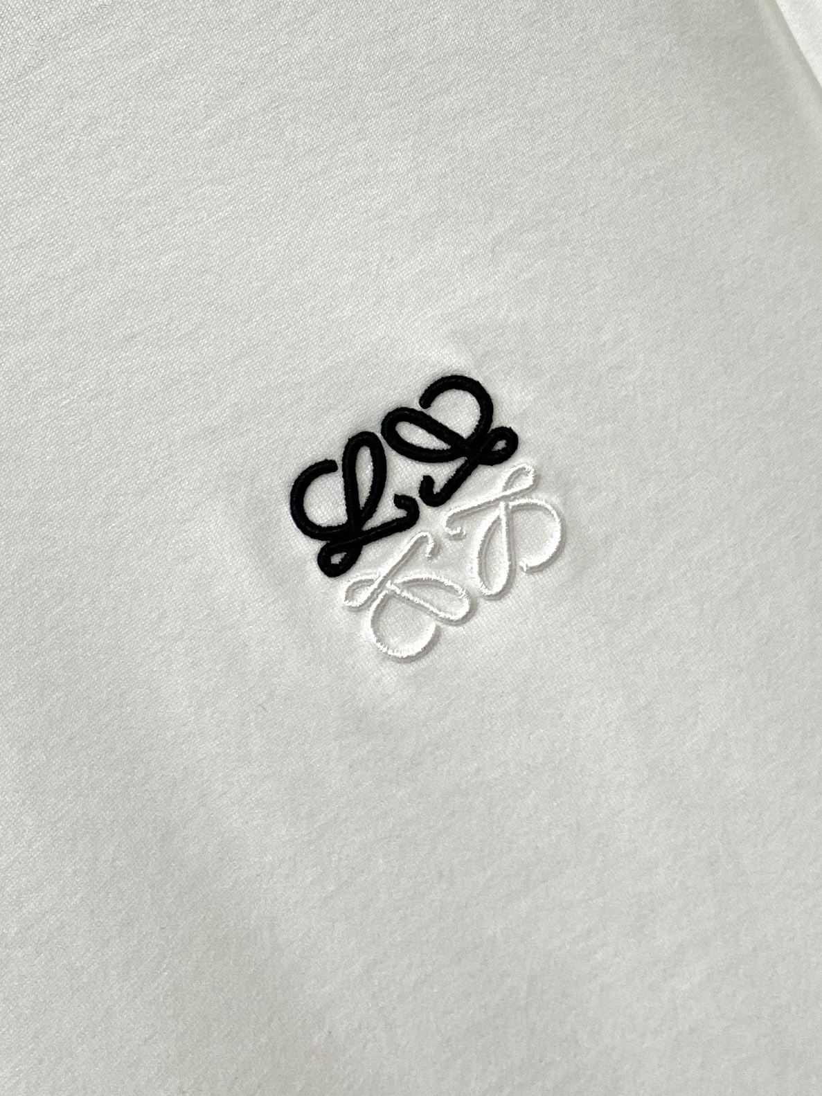 罗*、2026新品长袖，时尚帅气，简约百搭款，胸前精致刺绣图案logo，定制原版面料，不仅挺括，保持潮流的廓形，又穿着舒