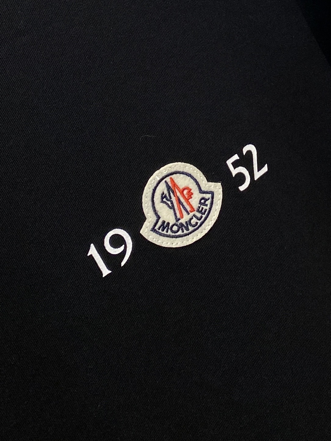 蒙*、2026新品长袖，时尚帅气，简约百搭款，胸前刺绣装饰图案logo，定制原版面料，不仅挺括，保持潮流的廓形，又穿着舒