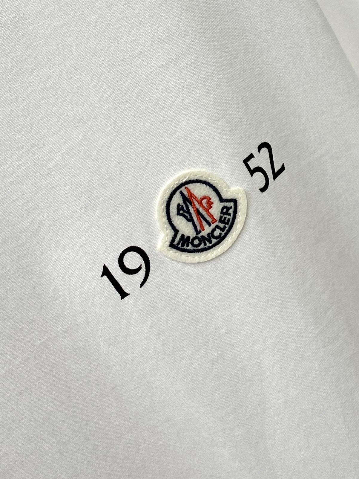 蒙*、2026新品长袖，时尚帅气，简约百搭款，胸前刺绣装饰图案logo，定制原版面料，不仅挺括，保持潮流的廓形，又穿着舒