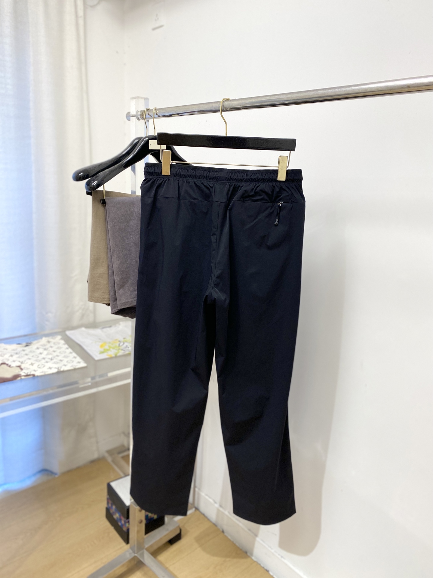 蒙*、2026爆款休闲裤 高弹显瘦必爆简约百搭爆款，做工精细，每一针都看得到用心，超多明星网红最爱 拉长身材比例哦！微弹