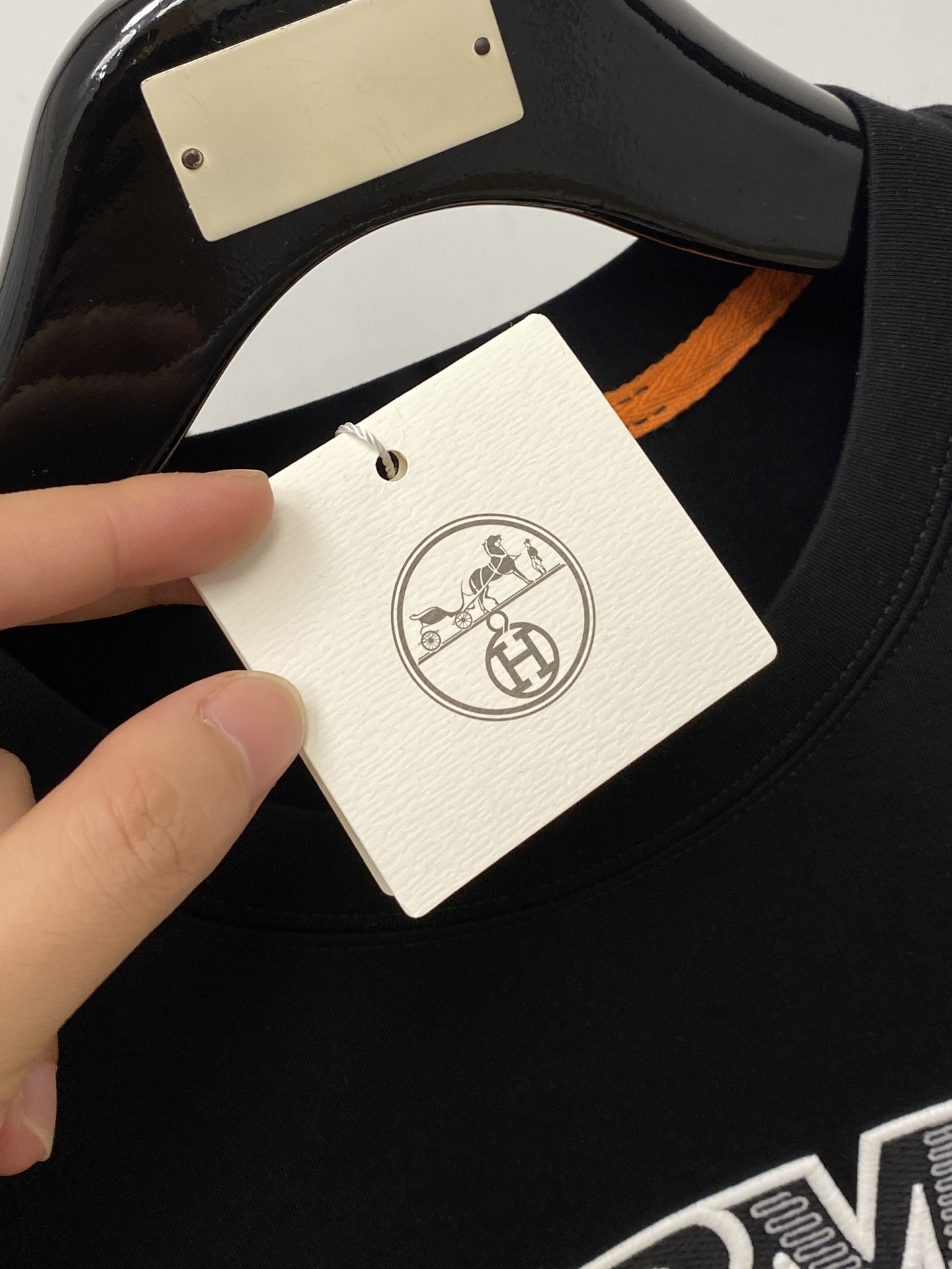 爱*、2026新品长袖，时尚帅气，简约百搭款，胸前精致刺绣字母logo，定制原版面料，不仅挺括，保持潮流的廓形，又穿着舒