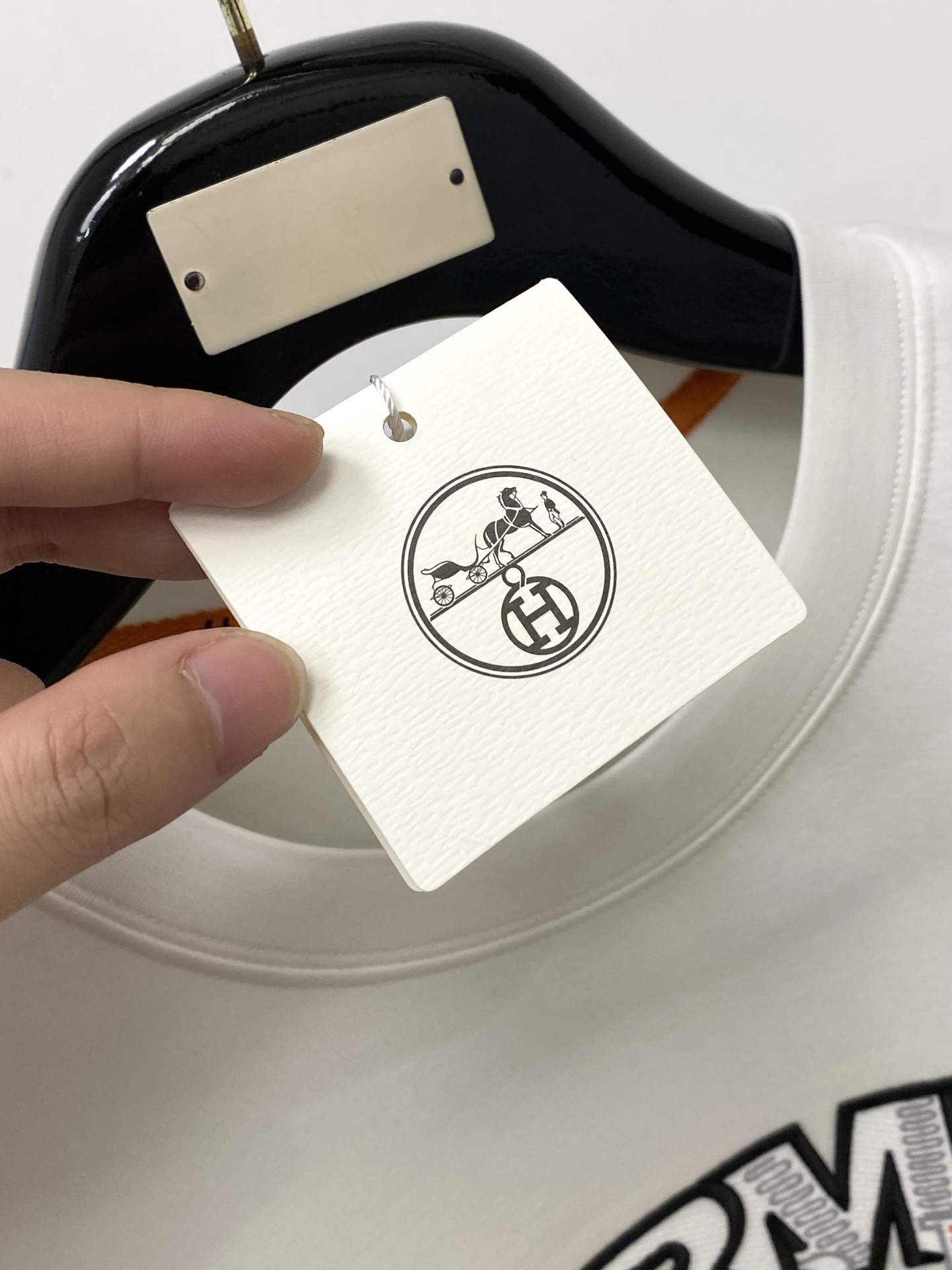 爱*、2026新品长袖，时尚帅气，简约百搭款，胸前精致刺绣字母logo，定制原版面料，不仅挺括，保持潮流的廓形，又穿着舒