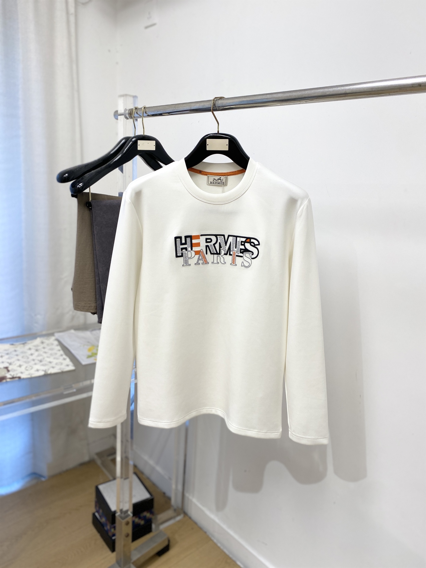 爱*、2026新品长袖，时尚帅气，简约百搭款，胸前精致刺绣字母logo，定制原版面料，不仅挺括，保持潮流的廓形，又穿着舒
